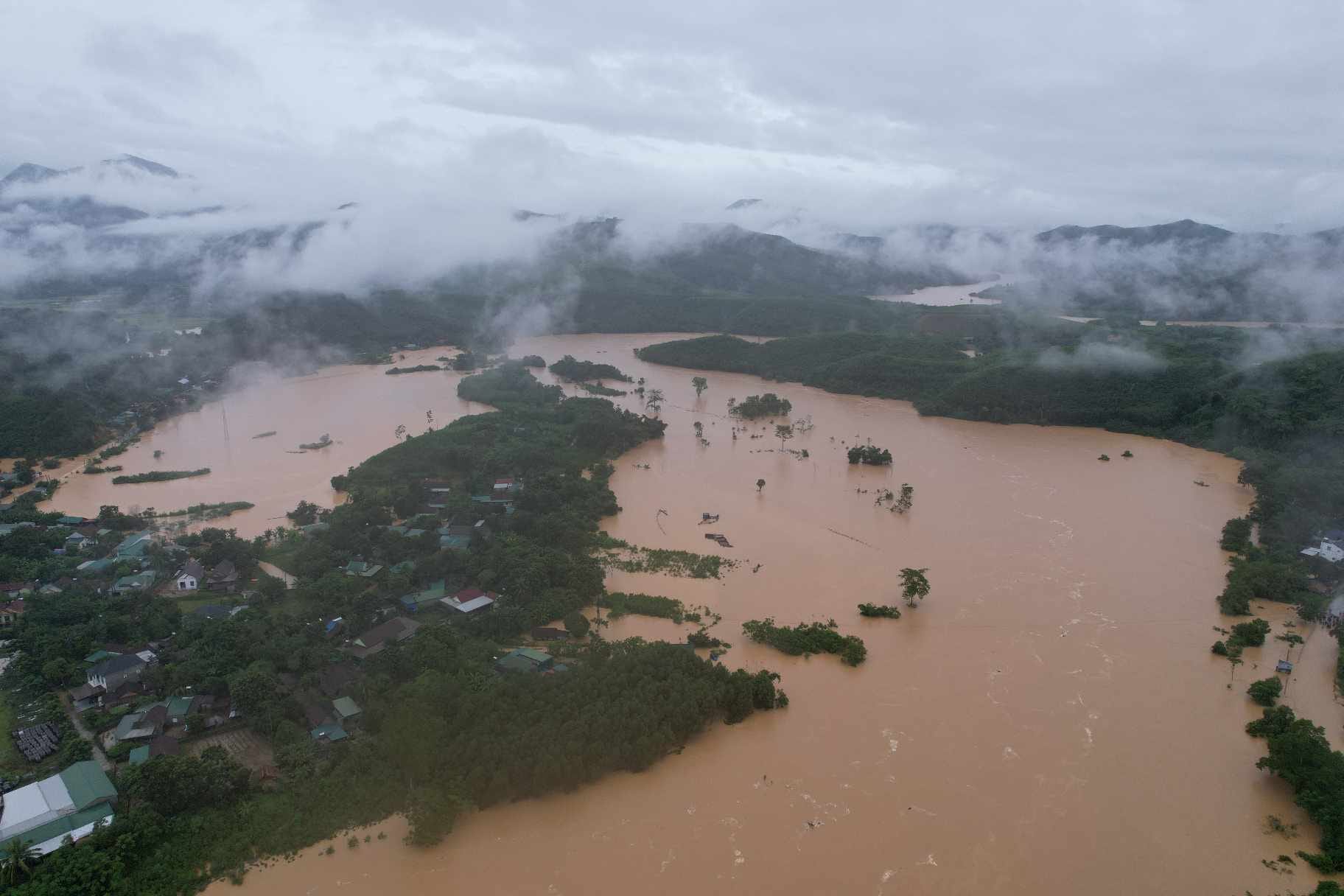 Dân sinh - Nghệ An: Người dân yêu cầu làm rõ nguyên nhân xảy ra trận lụt lịch sử