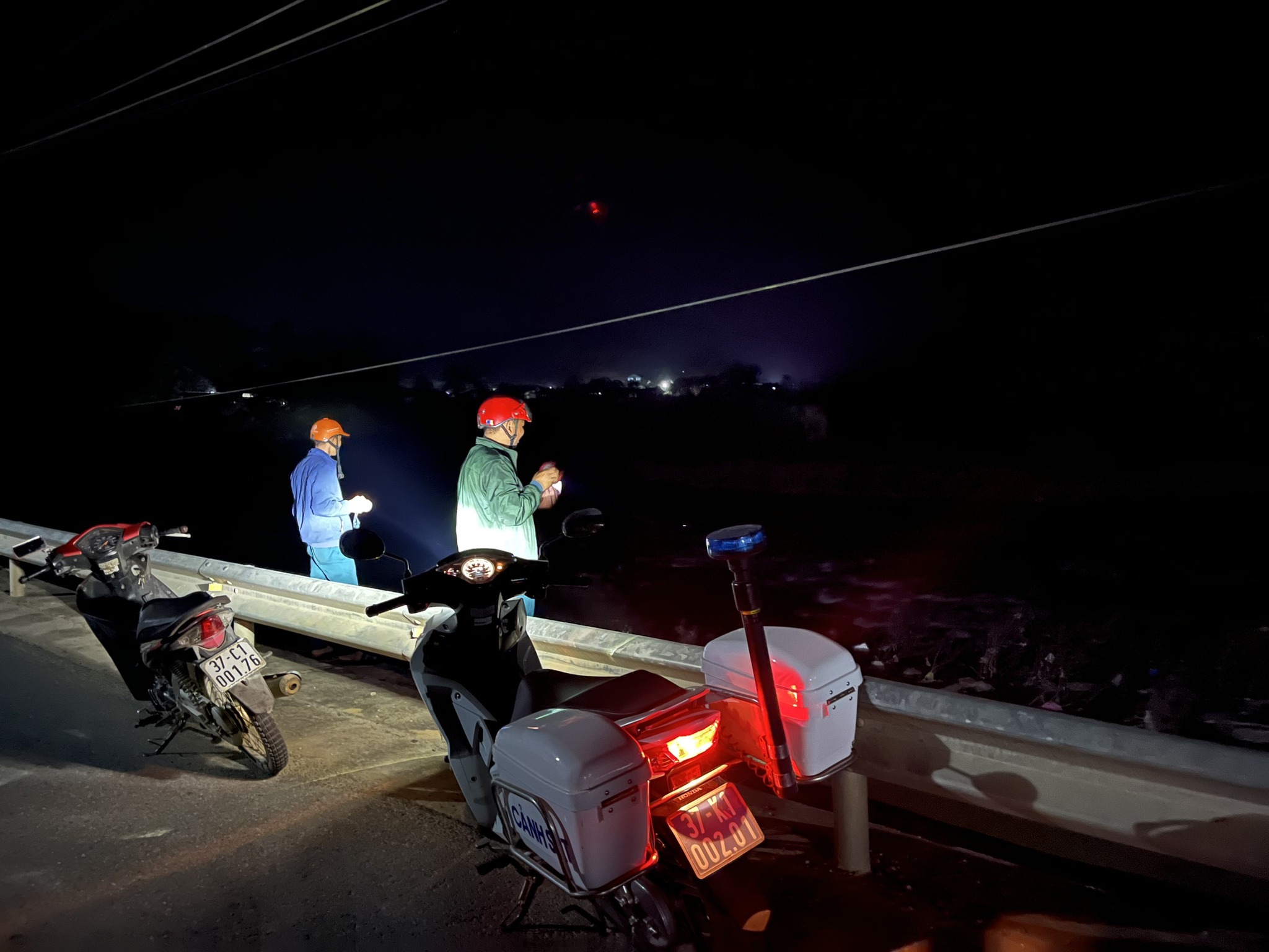 Dân sinh - Nghệ An: Hai mẹ con lội qua sông lúc thủy điện xả lũ, người mẹ bị nước cuốn tử vong