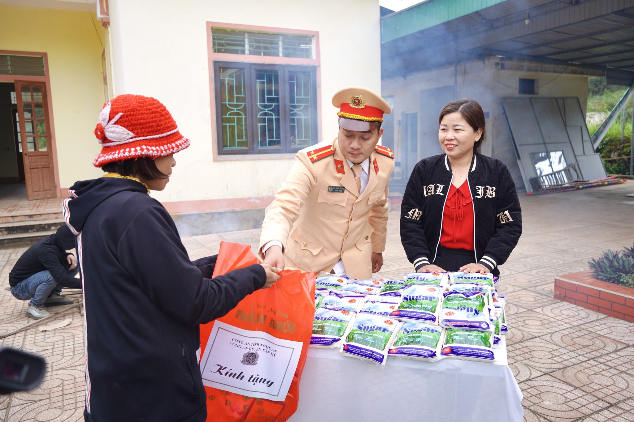 Dân sinh - Ấm áp phiên chợ 0 đồng hỗ trợ cho gia đình có hoàn cảnh khó khăn (Hình 4).