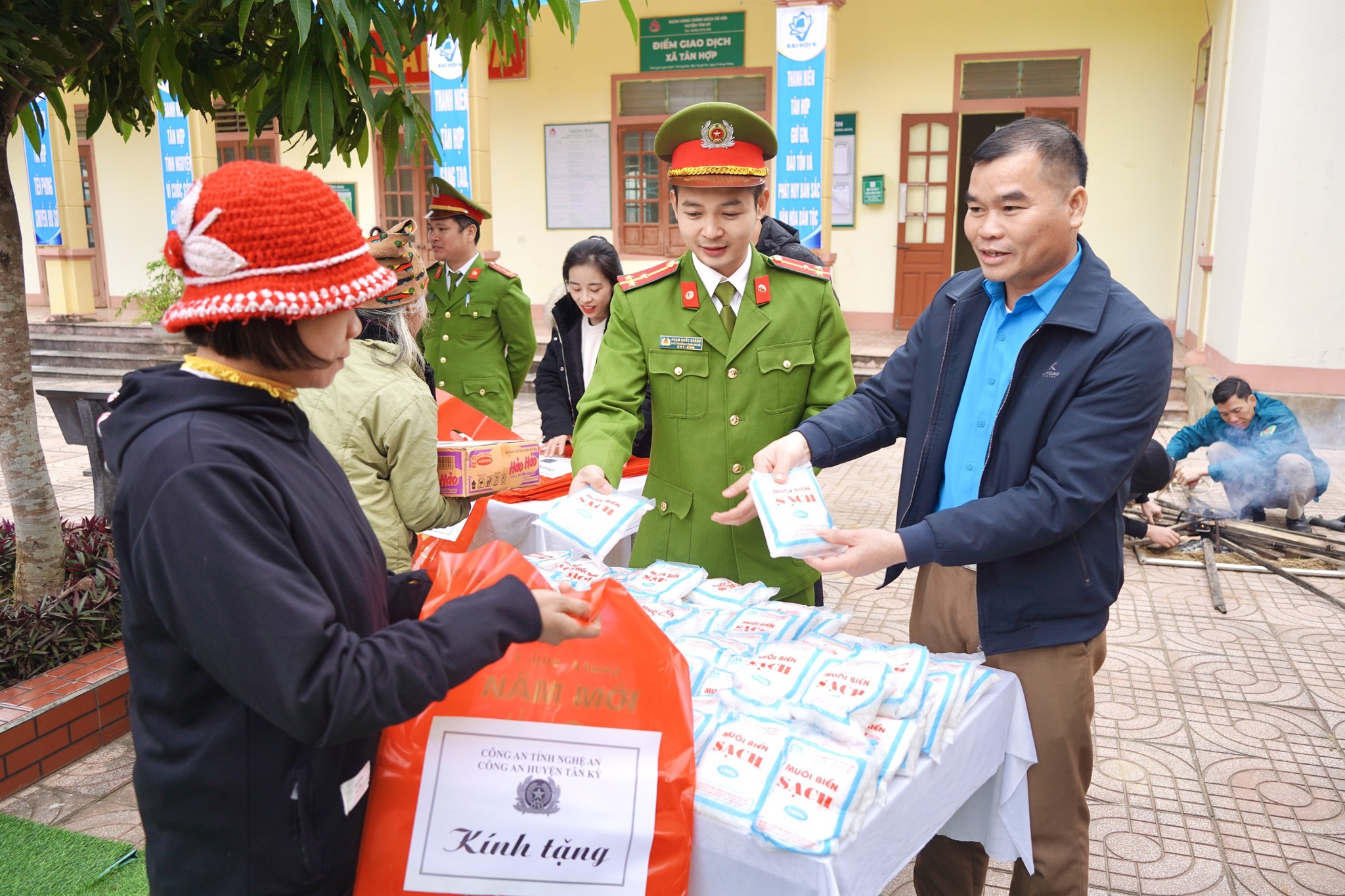 Dân sinh - Ấm áp phiên chợ 0 đồng hỗ trợ cho gia đình có hoàn cảnh khó khăn (Hình 3).