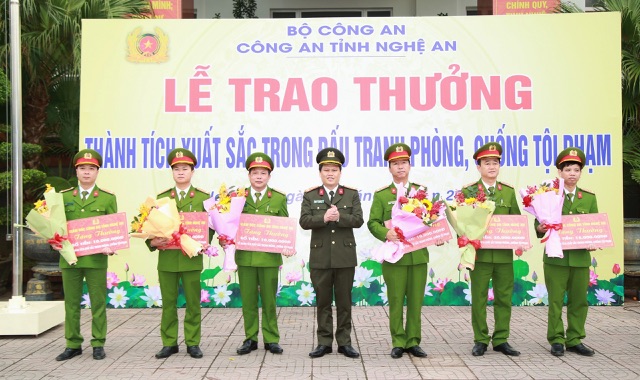 An ninh - Hình sự - Trao thưởng các đơn vị xuất sắc bắt đối tượng cướp ngân hàng ở Nghệ An (Hình 3).