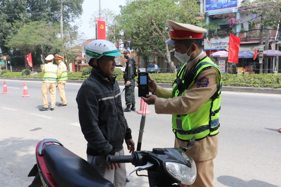 An ninh - Hình sự - Nghệ An phát hiện hơn 1.000 người vi phạm nồng độ cồn trong 7 ngày Tết