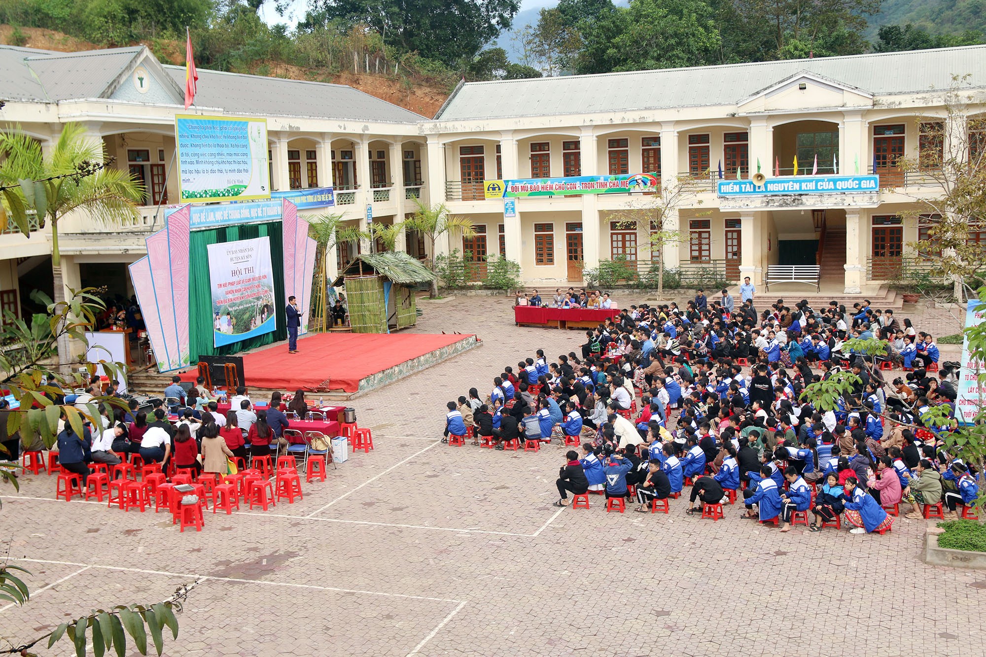 Giáo dục - Học sinh nghỉ Tết dài ngày: Đẩy lùi tình trạng tảo hôn, mang “vợ chồng học sinh” tiếp tục đến lớp (Hình 4).