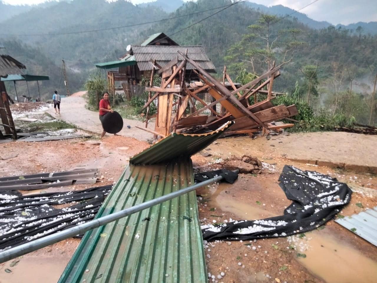 Dân sinh - Nghệ An: Xuất hiện mưa đá khiến nhiều nhà hư hỏng, 1 người bị thương (Hình 2).