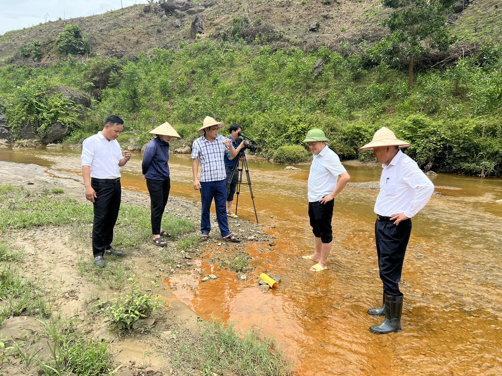 Môi trường - Nghệ An: Cá chết bất thường trên suối Bắc, trôi dạt vào hai bên bờ (Hình 2).