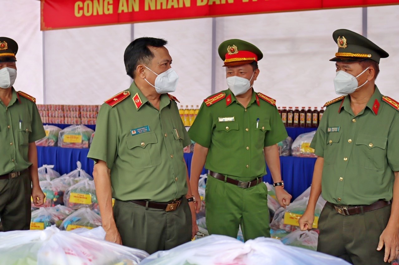 Xã hội - Lực lượng công an Đồng Nai khai trương mô hình “Gian hàng 0 đồng” phục vụ người dân (Hình 2).