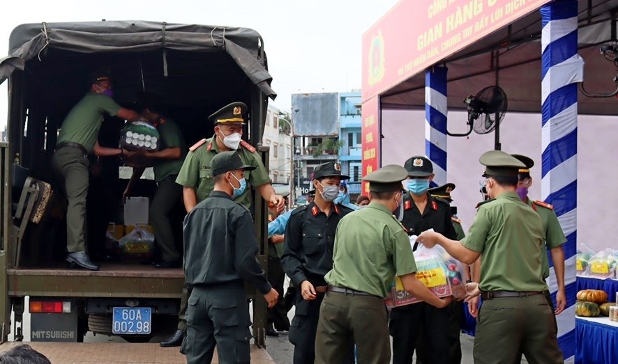 Xã hội - Lực lượng công an Đồng Nai khai trương mô hình “Gian hàng 0 đồng” phục vụ người dân (Hình 3).