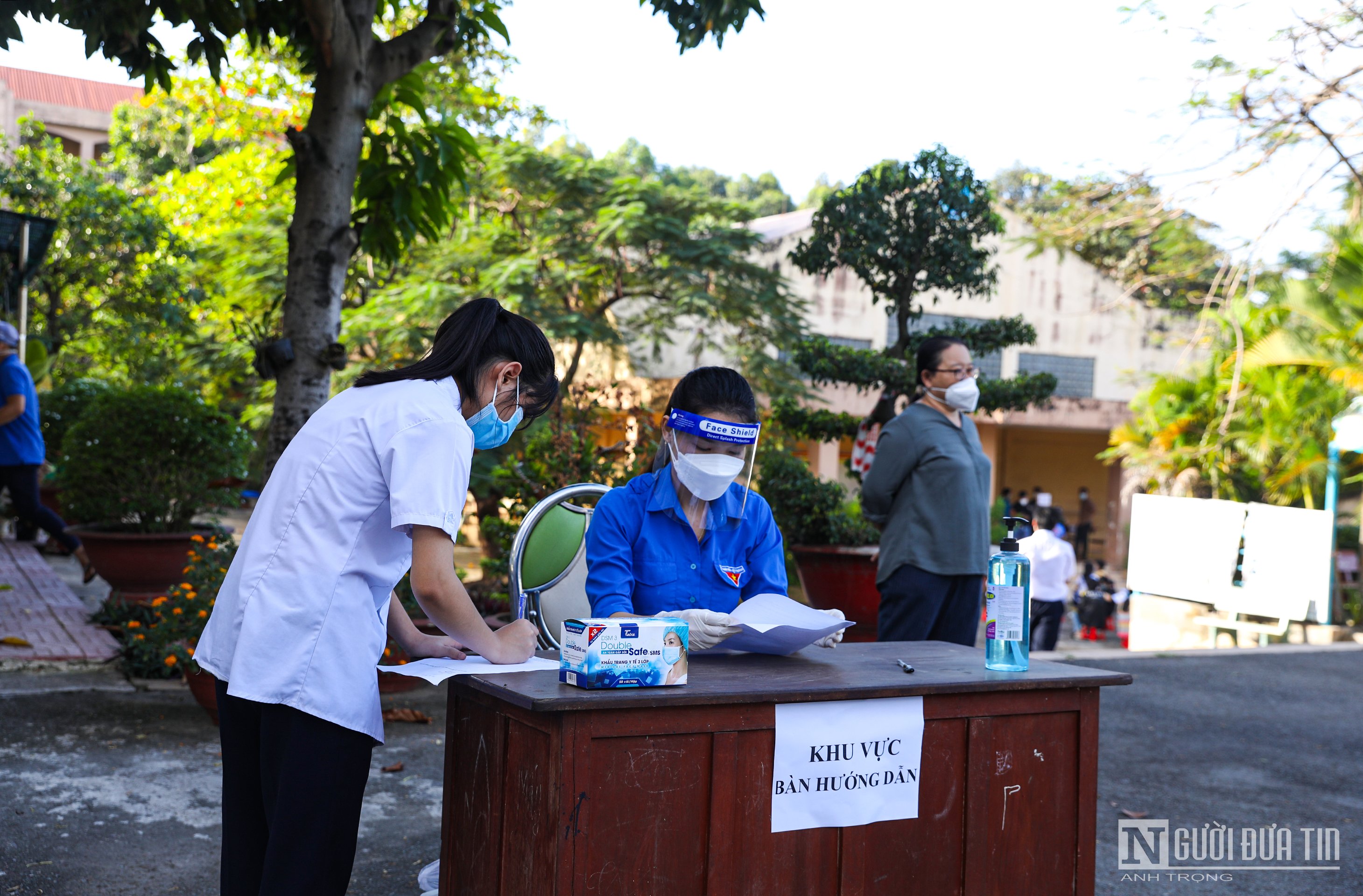 Giáo dục - Giáo viên gặp mặt học sinh trong buổi tiêm vắc-xin Covid-19 ở Đồng Nai (Hình 13).