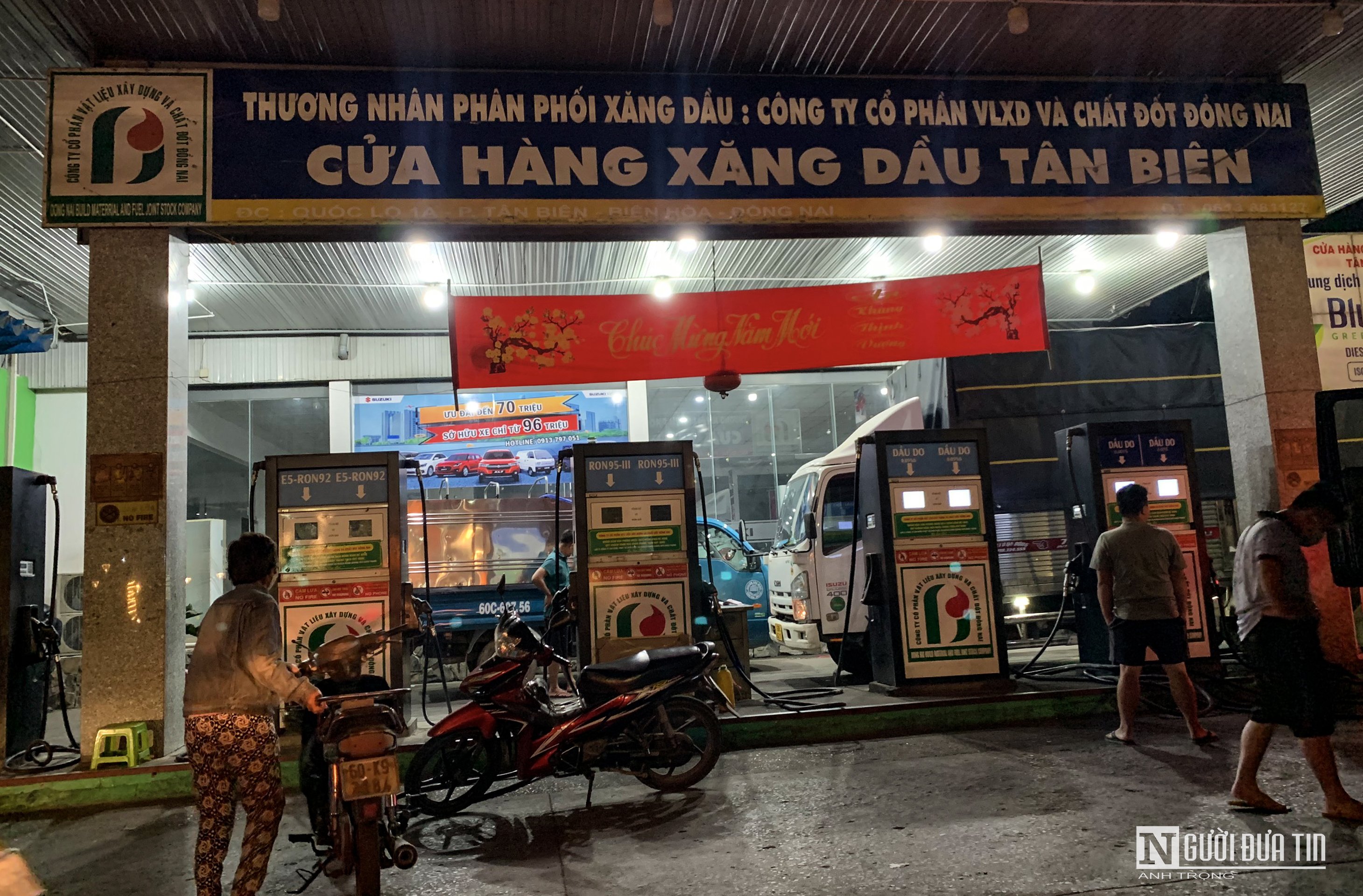 Dân sinh - Đồng Nai: Người dân đổ xô đi mua xăng, dầu trước giờ tăng giá (Hình 7).