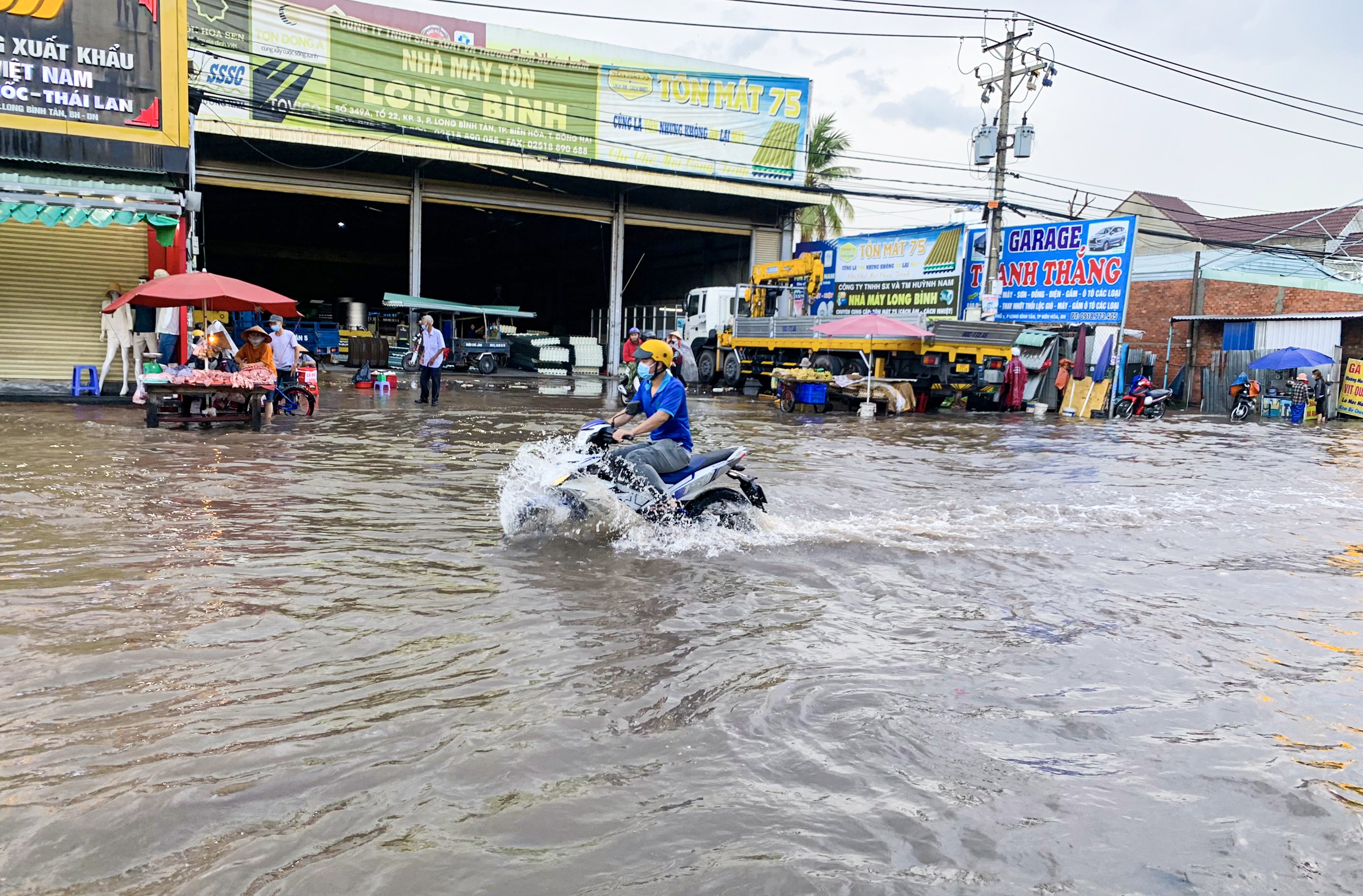 Dân sinh - Đồng Nai: Nhiều tuyến đường ngập sâu sau cơn mưa chiều