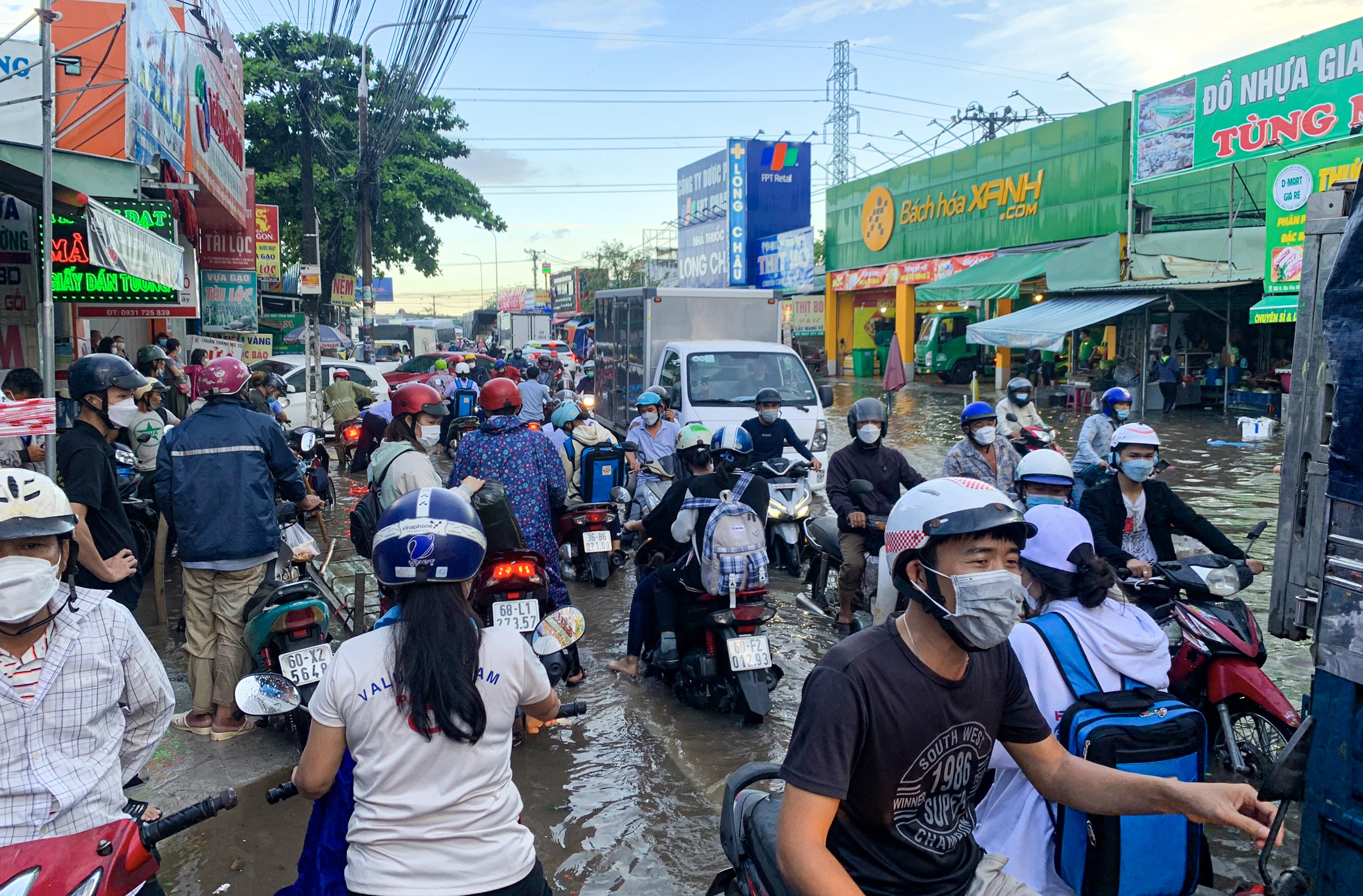 Dân sinh - Đồng Nai: Nhiều tuyến đường ngập sâu sau cơn mưa chiều (Hình 9).