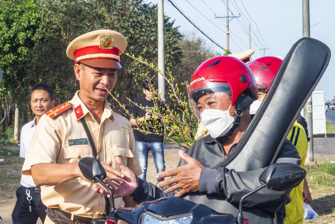 Dân sinh - Đồng Nai: CSGT tặng mũ bảo hiểm, khăn lạnh, nước suối,cho người dân trên đường về quê đón Tết (Hình 3).