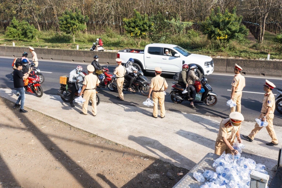 Dân sinh - Đồng Nai: CSGT tặng mũ bảo hiểm, khăn lạnh, nước suối,cho người dân trên đường về quê đón Tết (Hình 10).