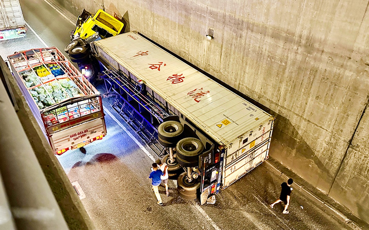 Dân sinh - Đồng Nai: Xe đầu kéo bị lật dưới hầm chui ngã tư Vũng Tàu (Hình 4).