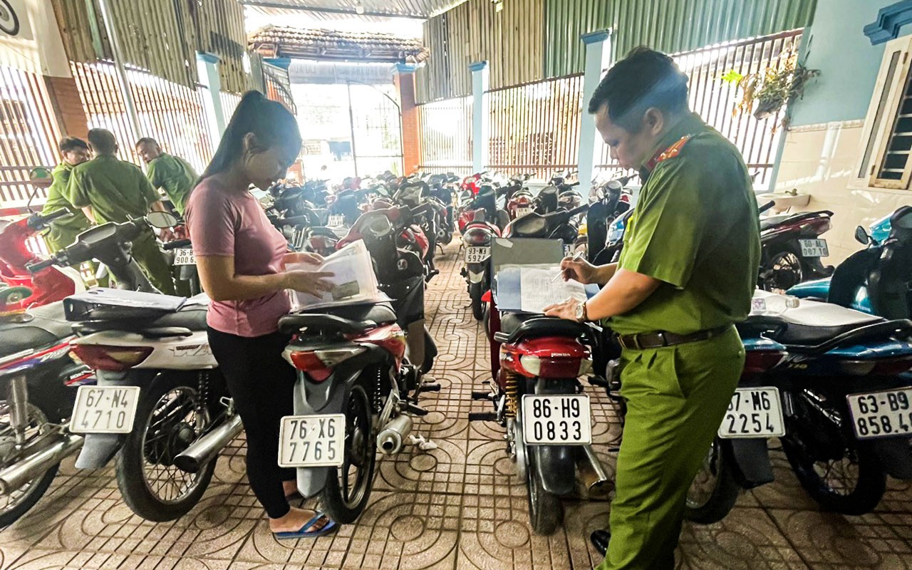 Dân sinh - Công an Đồng Nai ra quân tổng kiểm tra các cơ sở kinh doanh cầm đồ (Hình 4).