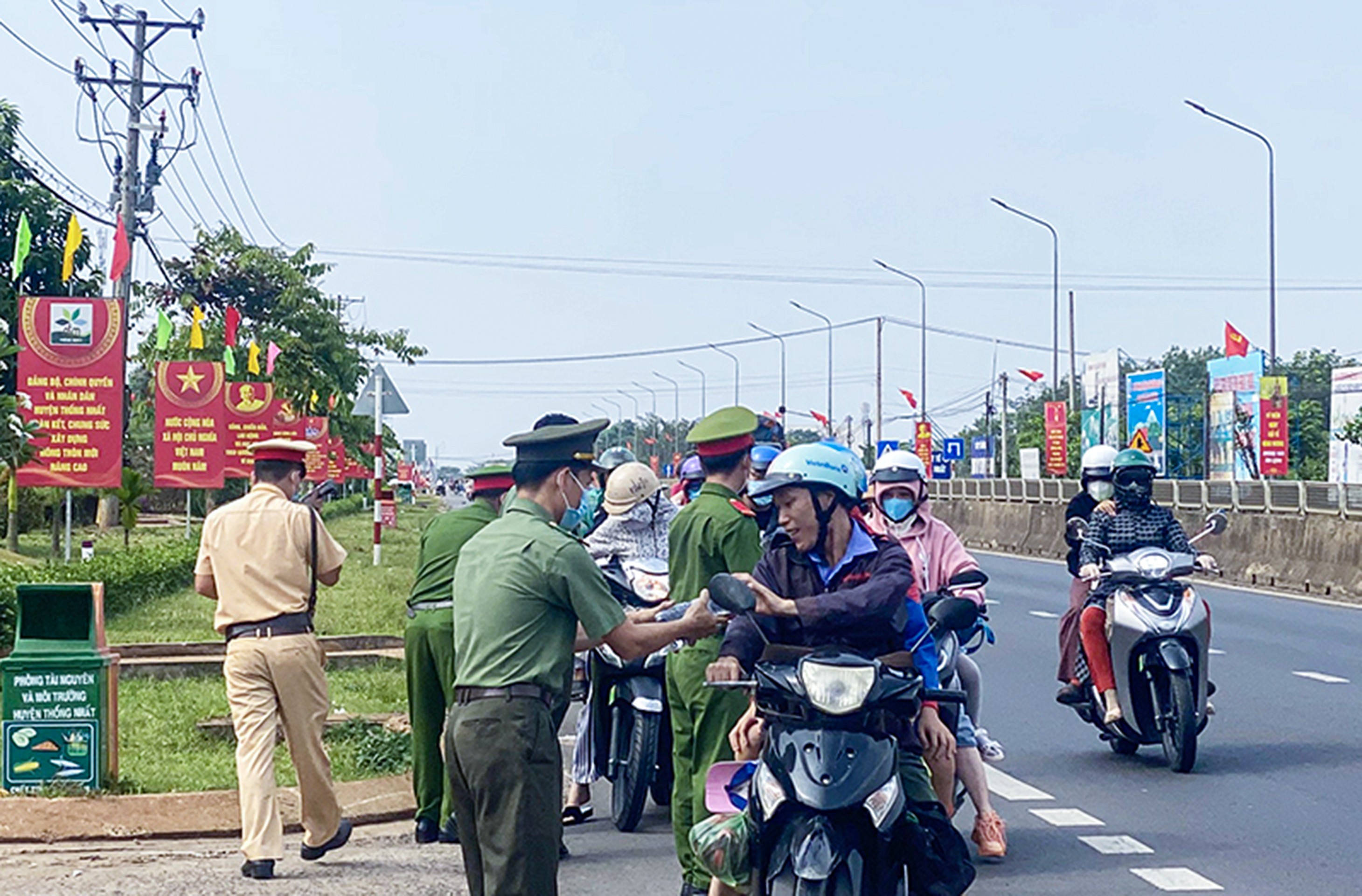 Dân sinh - Những chai nước suối nghĩa tình