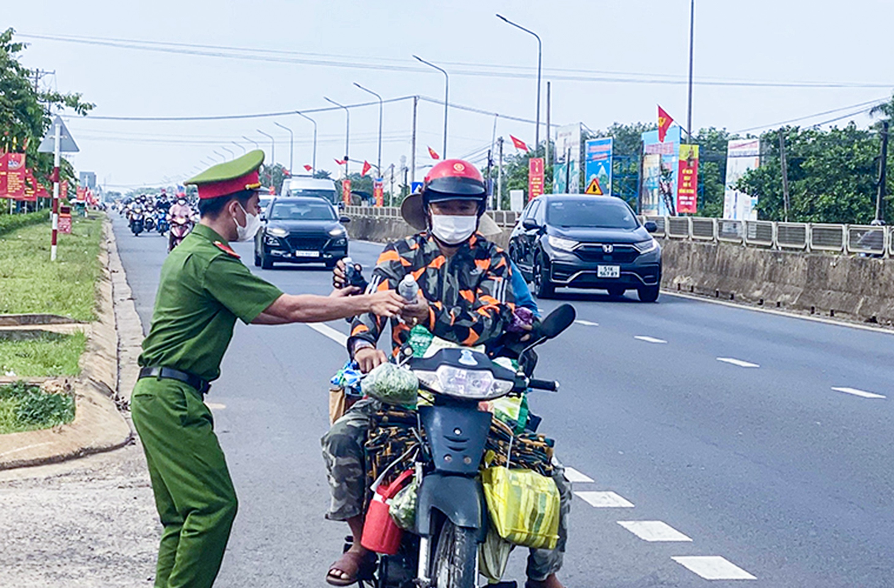 Dân sinh - Những chai nước suối nghĩa tình (Hình 3).