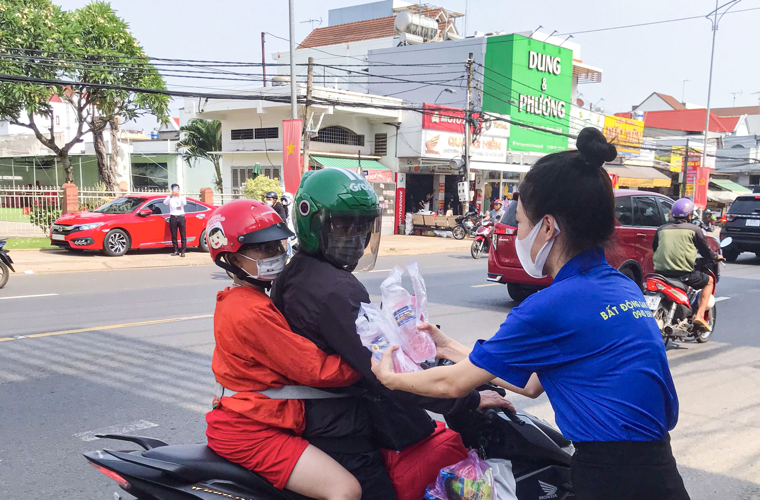 Dân sinh - Những chai nước suối nghĩa tình (Hình 2).