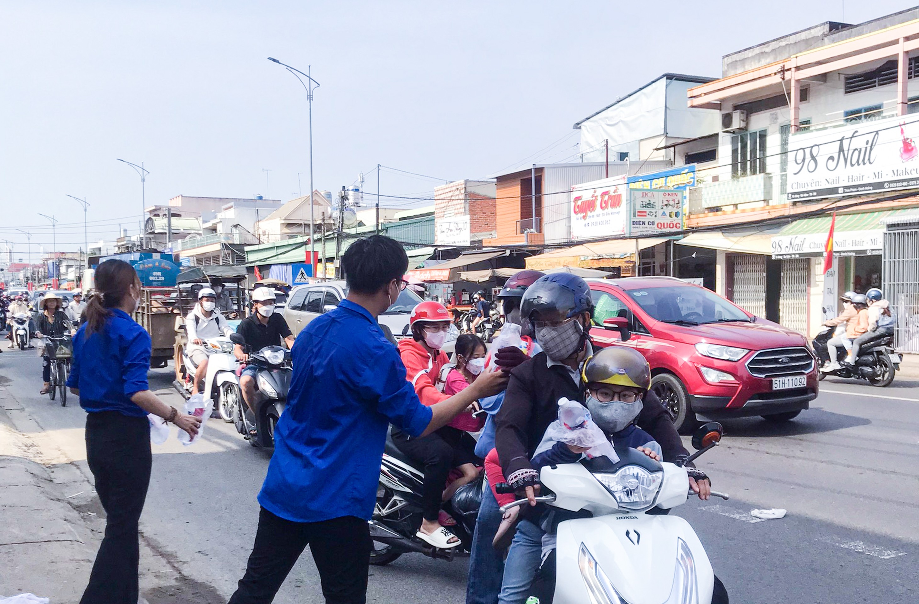 Dân sinh - Những chai nước suối nghĩa tình (Hình 5).