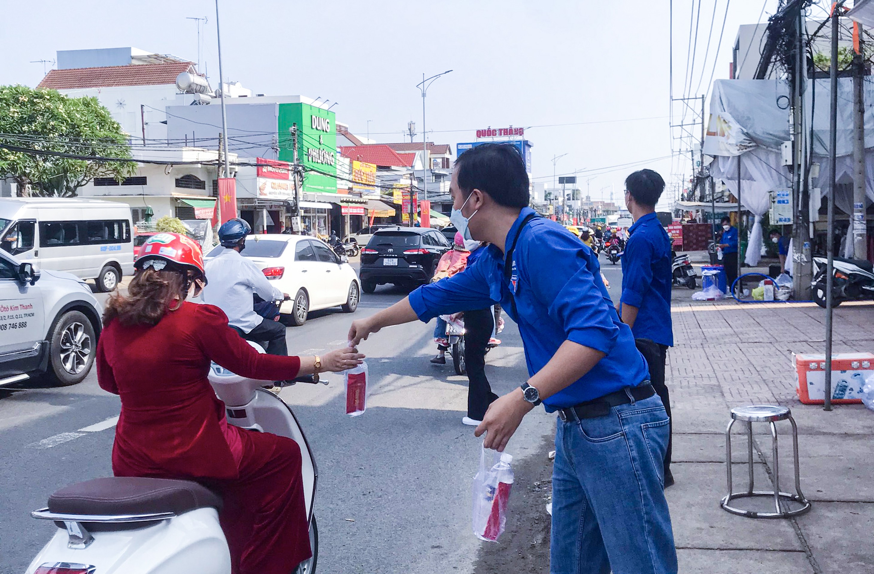 Dân sinh - Những chai nước suối nghĩa tình (Hình 6).