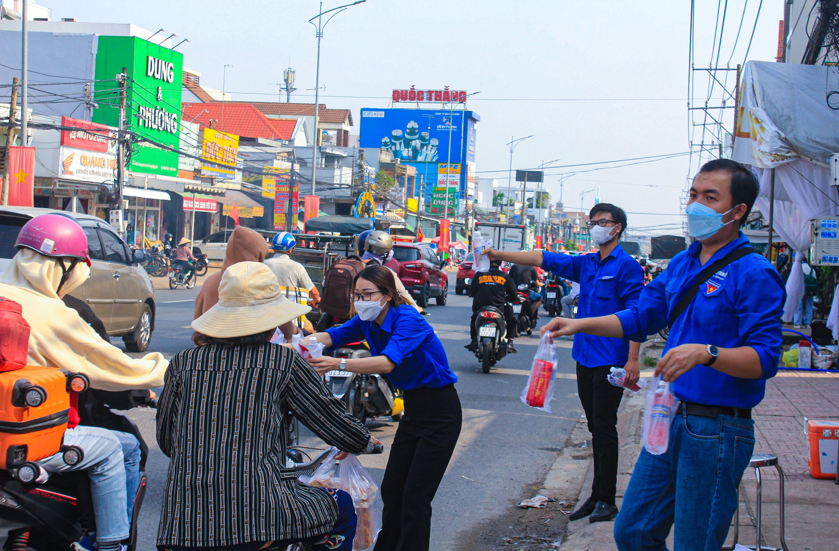 Dân sinh - Những chai nước suối nghĩa tình (Hình 7).