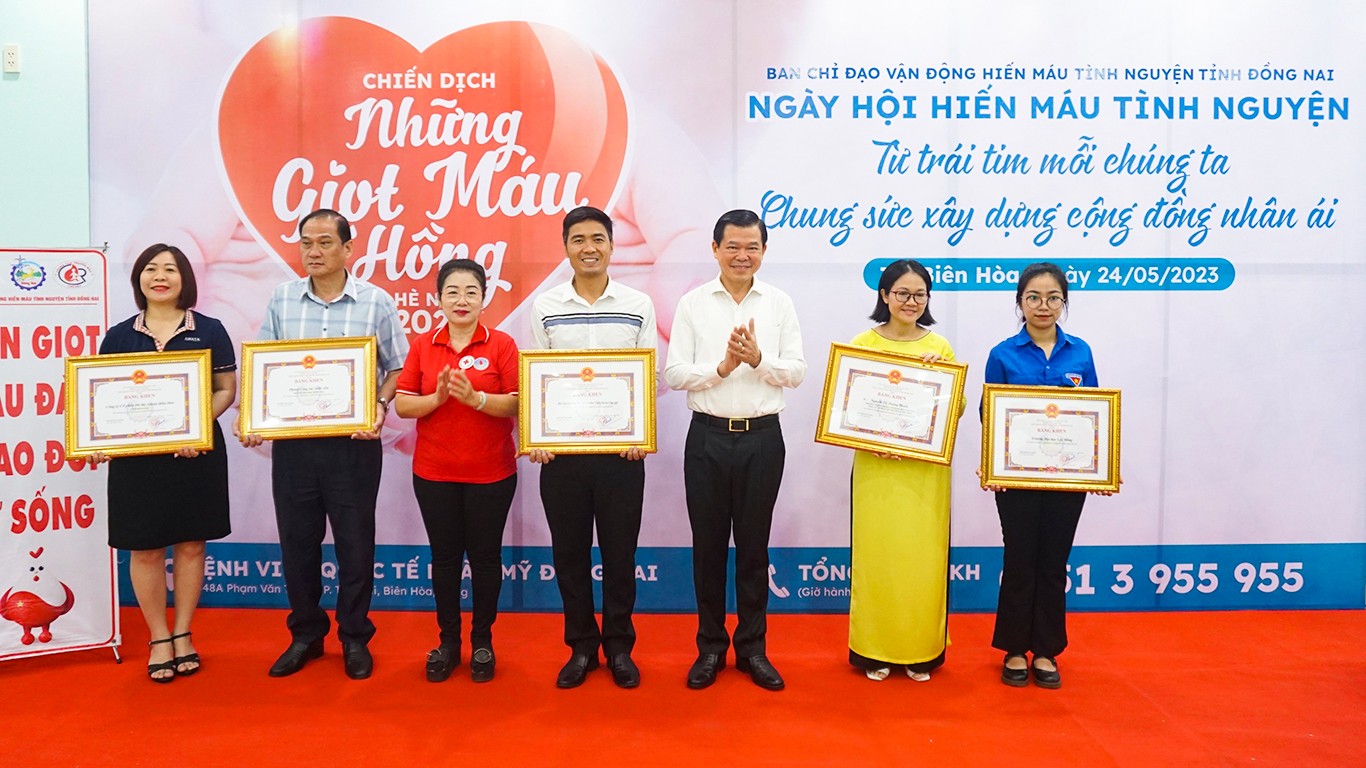 Sức khỏe - Đồng Nai: Lãnh đạo tỉnh cùng hơn 200 người dân tham gia hiến máu tình nguyện (Hình 2).