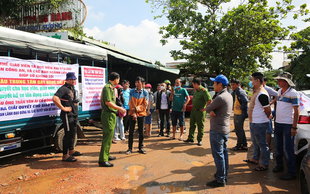 Dân sinh - Hàng chục học viên, giáo viên trung tâm dạy lái xe Sài Gòn 3T kêu cứu