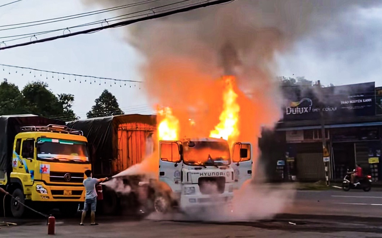 Dân sinh - Đồng Nai: Xe đầu kéo bất ngờ bốc cháy khi đang đậu bên đường