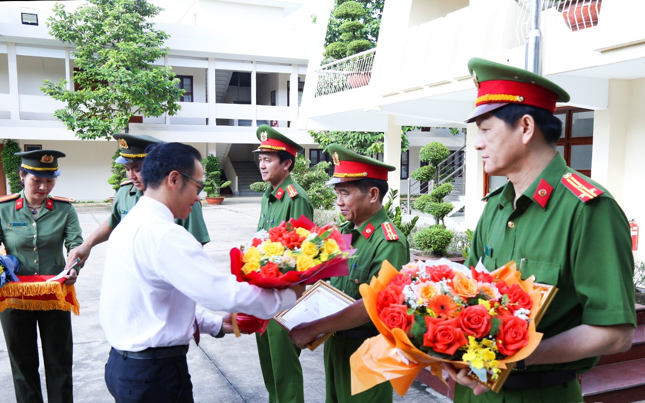 Sự kiện - Đồng Nai: Khen thưởng các tập thể điều tra, làm rõ vụ giết người (Hình 2).