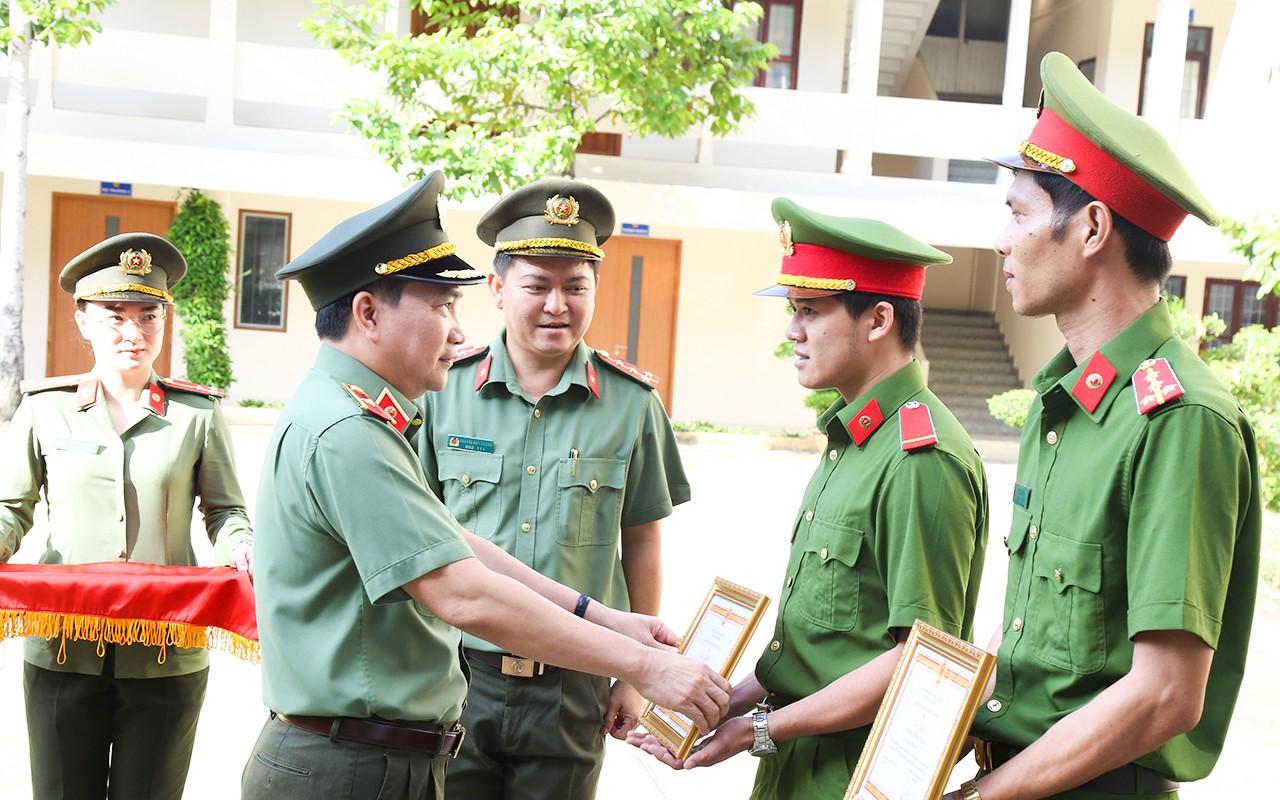 Sự kiện - Đồng Nai: Khen thưởng các tập thể điều tra, làm rõ vụ giết người (Hình 3).