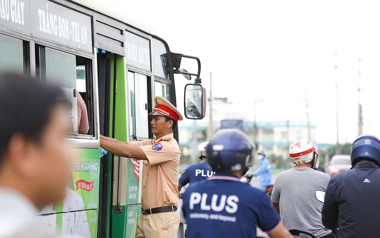 Dân sinh - Đồng Nai: Hơn 150 ngàn chai nước suối được phát đến tay người dân (Hình 3).