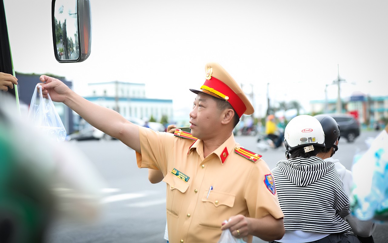 Dân sinh - Đồng Nai: Hơn 150 ngàn chai nước suối được phát đến tay người dân (Hình 4).