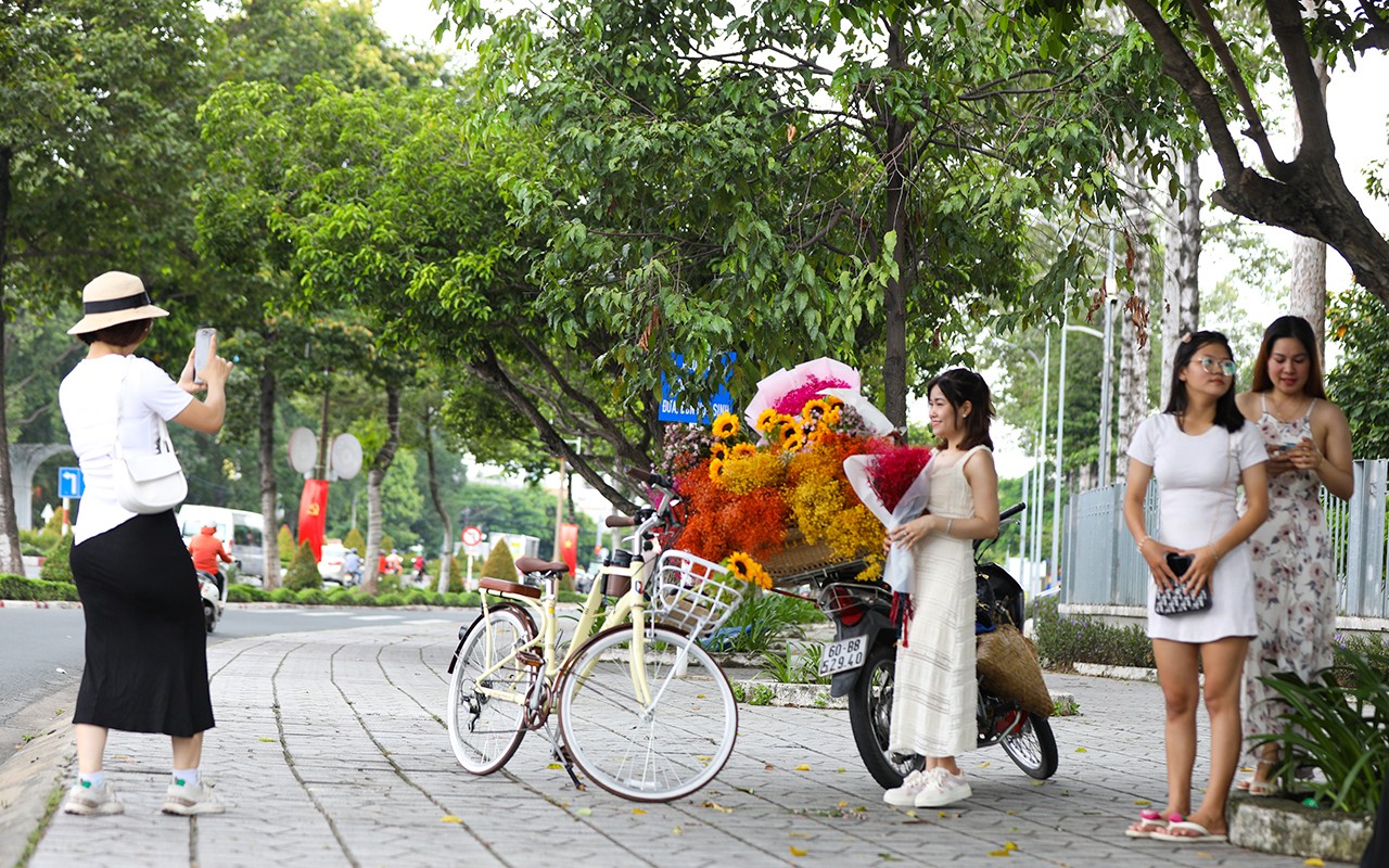 Dân sinh -  Đồng Nai: Xe hoa mùa thu Hà Nội hút hồn nhiều người  (Hình 3).