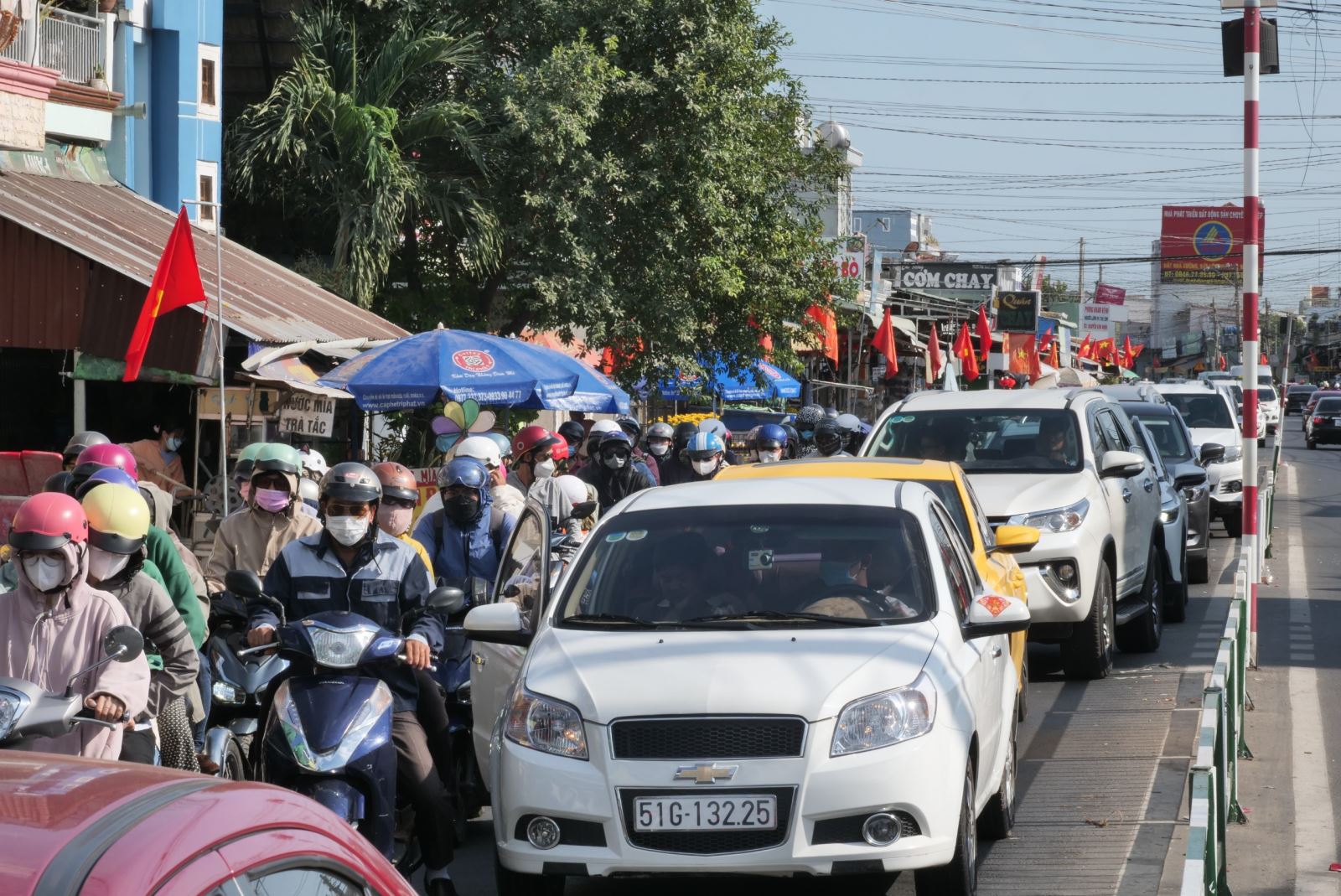 Dân sinh - Đồng Nai: Người dân ùn ùn quay lại sau kỳ nghỉ Tết (Hình 2).