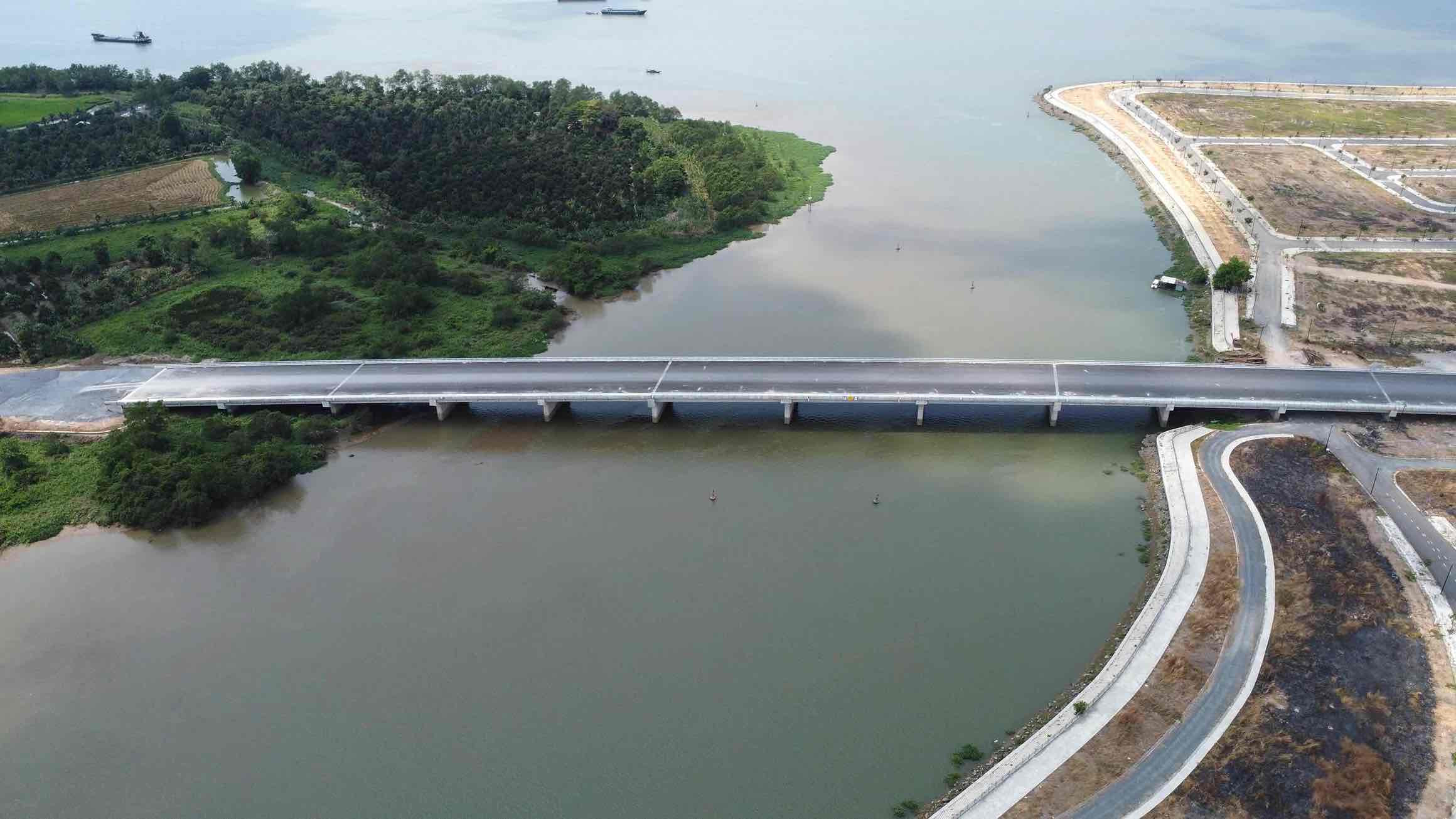 Dân sinh - Đồng Nai: Vì sao cây cầu gần 400 tỷ đồng xây xong phải 'đắp chiếu'?
