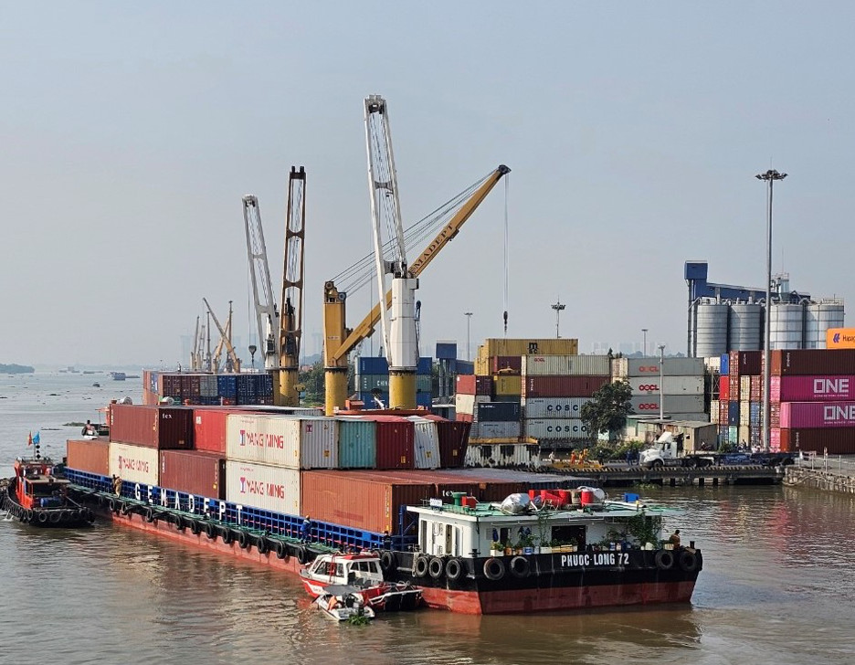 Dân sinh - Tàu chở container có trọng tải 4.600 tấn bị kẹt dưới gầm cầu Đồng Nai (Hình 2).