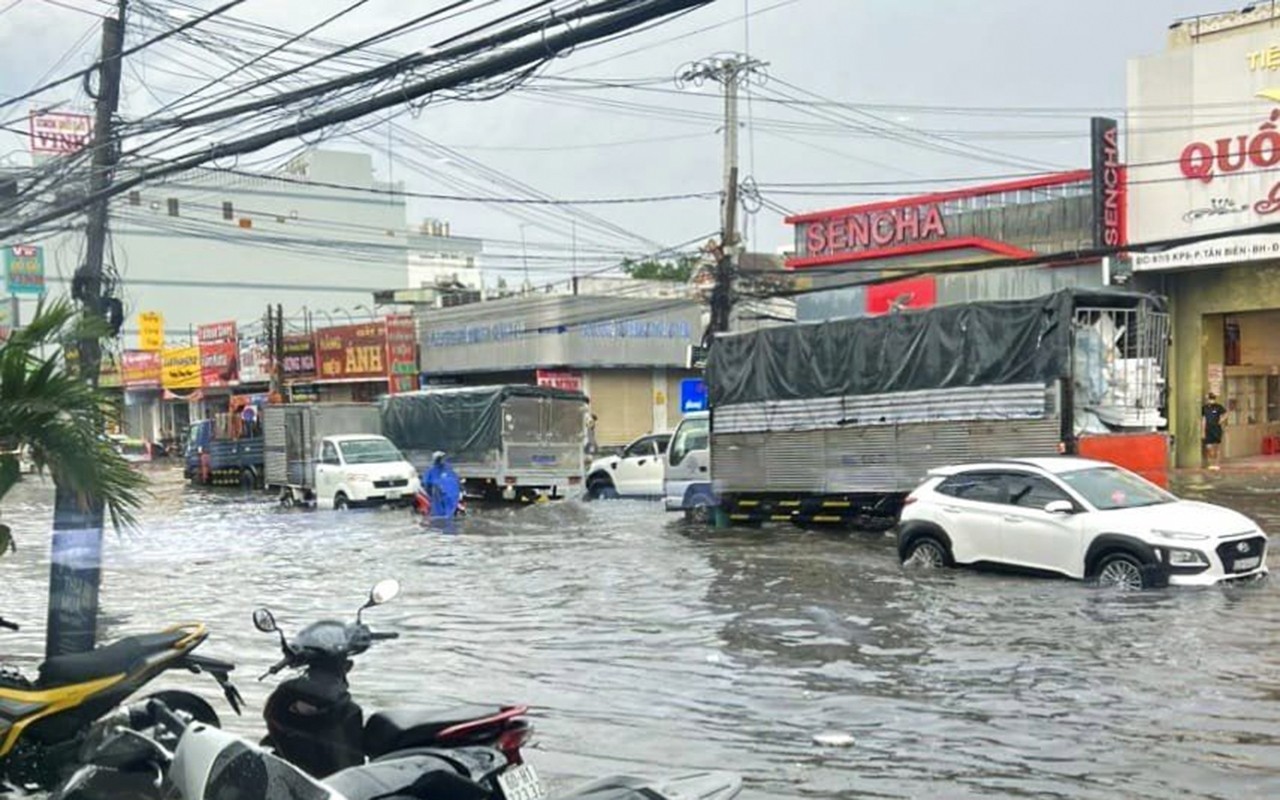 Dân sinh - Đồng Nai: Mưa lớn làm tốc mái  hàng loạt ngôi nhà ở Tp. Biên Hoà (Hình 2).