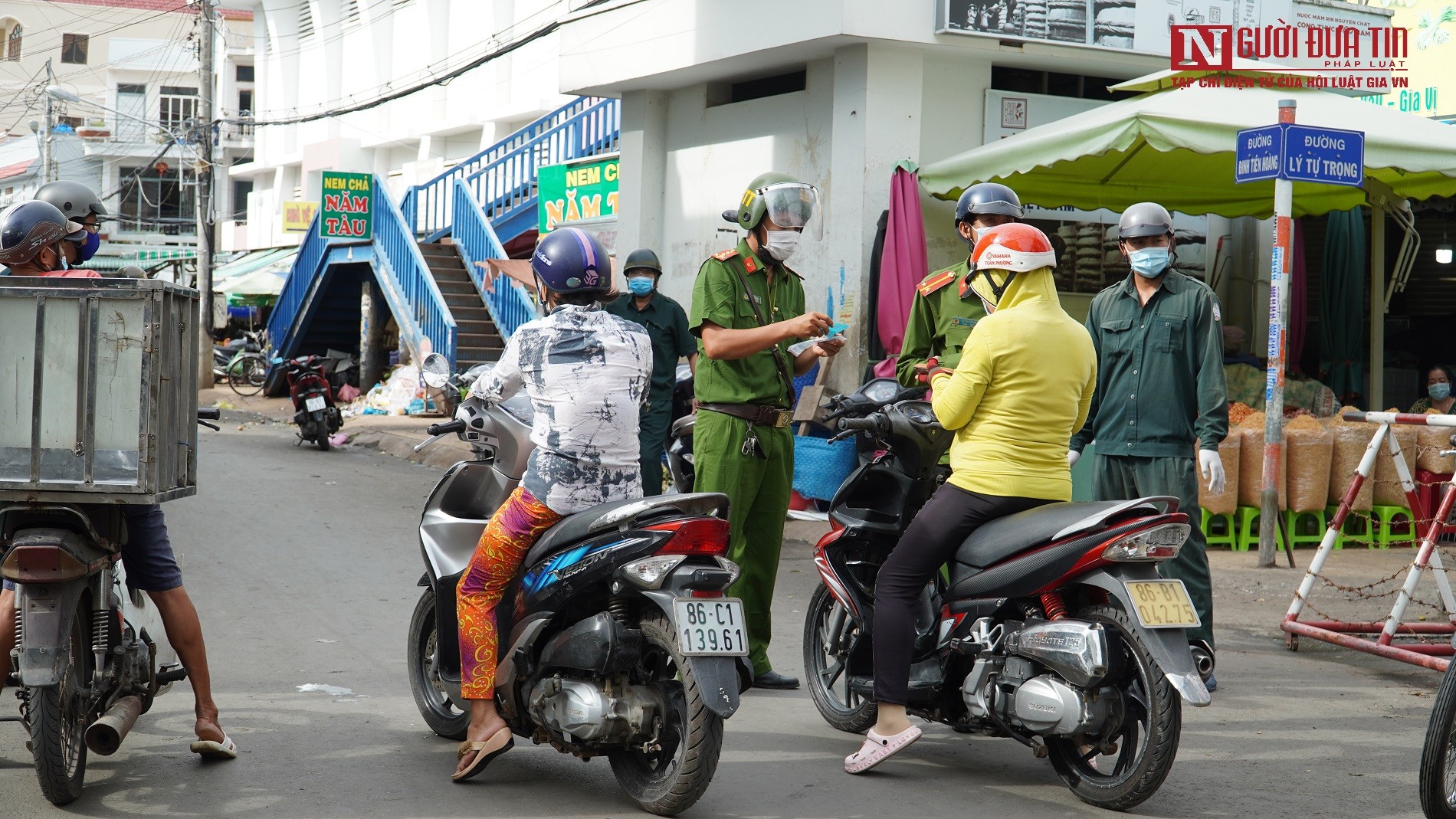 Sự kiện - Bình Thuận: Lực lượng tuần tra lưu động xử phạt các trường hợp ra đường không cần thiết (Hình 8).