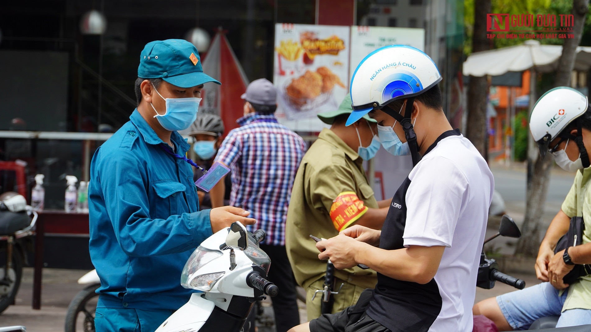 Sự kiện - Bình Thuận: Lực lượng tuần tra lưu động xử phạt các trường hợp ra đường không cần thiết (Hình 3).