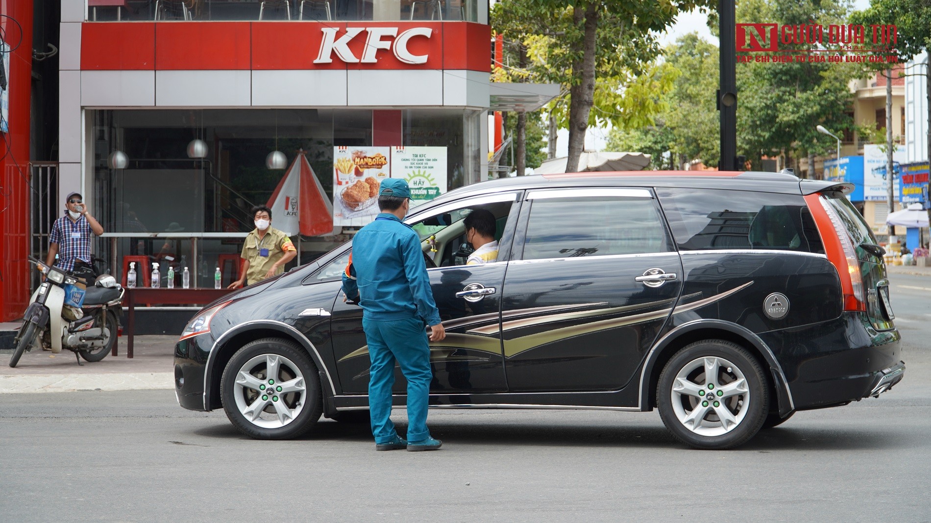 Sự kiện - Bình Thuận: Lực lượng tuần tra lưu động xử phạt các trường hợp ra đường không cần thiết (Hình 4).