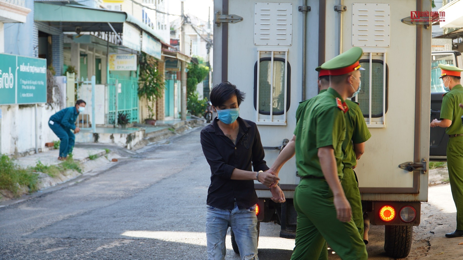 An ninh - Hình sự - Bình Thuận: Lĩnh 12 tháng tù giam vì 'thông chốt' kiểm dịch,  tấn công lực lượng công an (Hình 4).