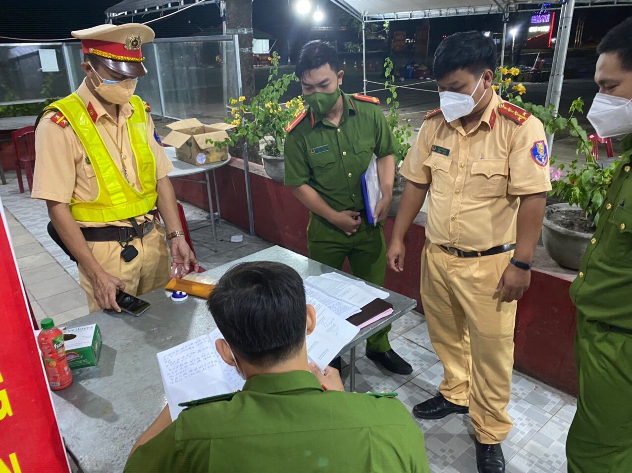 An ninh - Hình sự - Vụ 'nhét” 15 người trong xe đông lạnh để qua chốt: Khen thưởng tổ kiểm soát dịch (Hình 5).