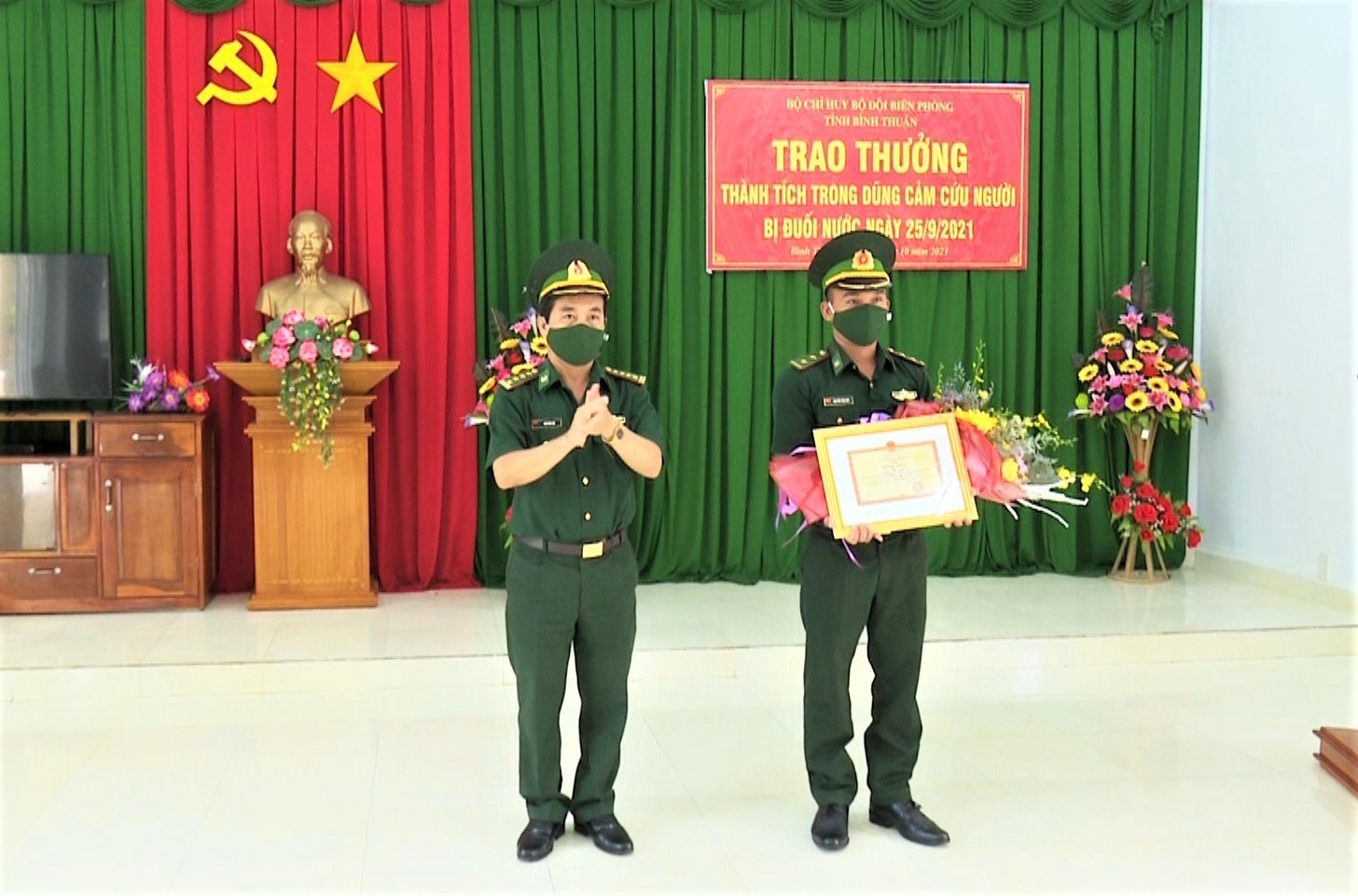 Dân sinh - Bình Thuận: Trung úy Biên phòng dũng cảm cứu người giữa dòng nước lớn 