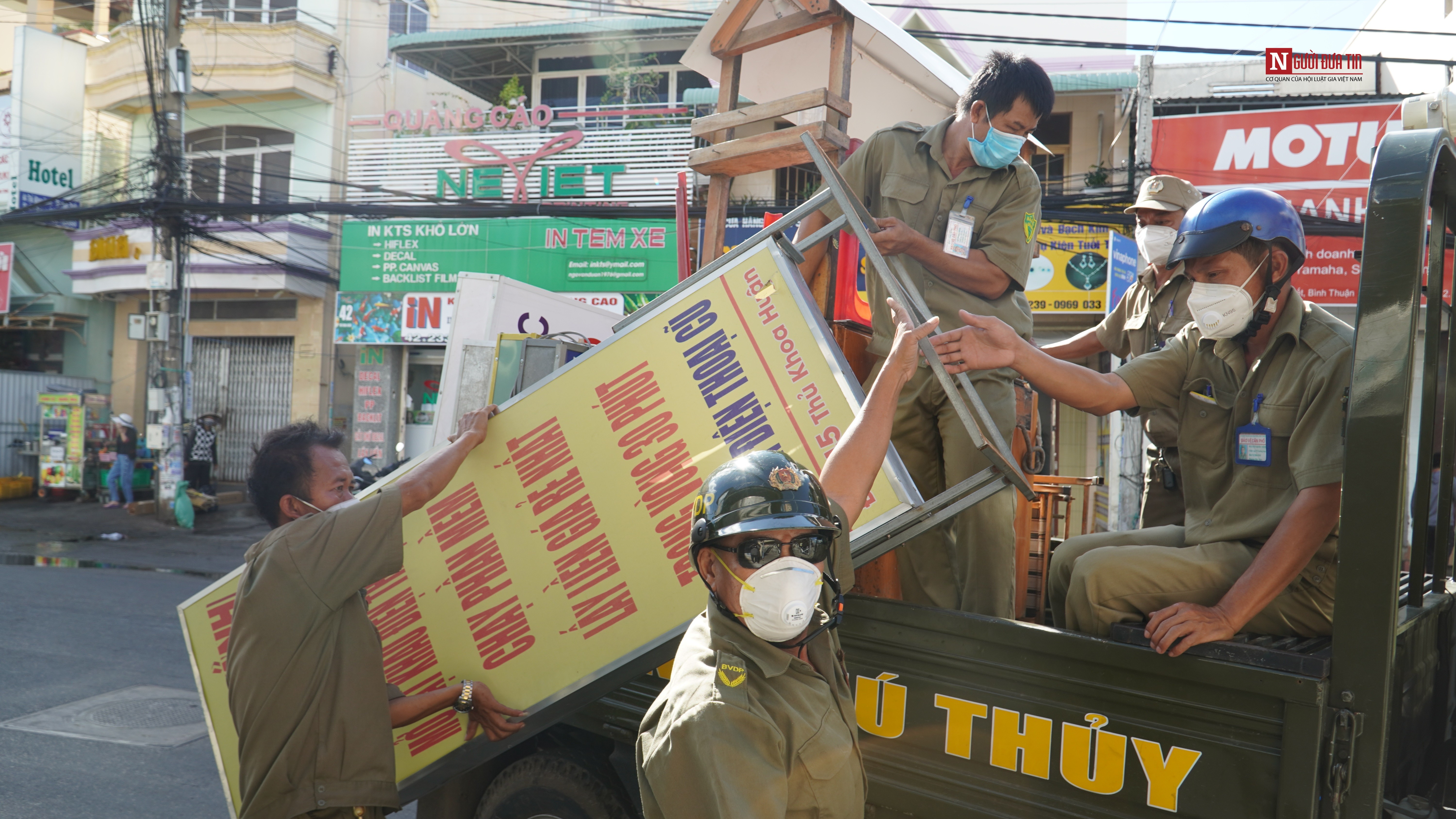 An ninh - Hình sự - Bình Thuận: Tuần tra xử lý việc buôn bán hàng rong, lấn chiếm vỉa hè (Hình 4).