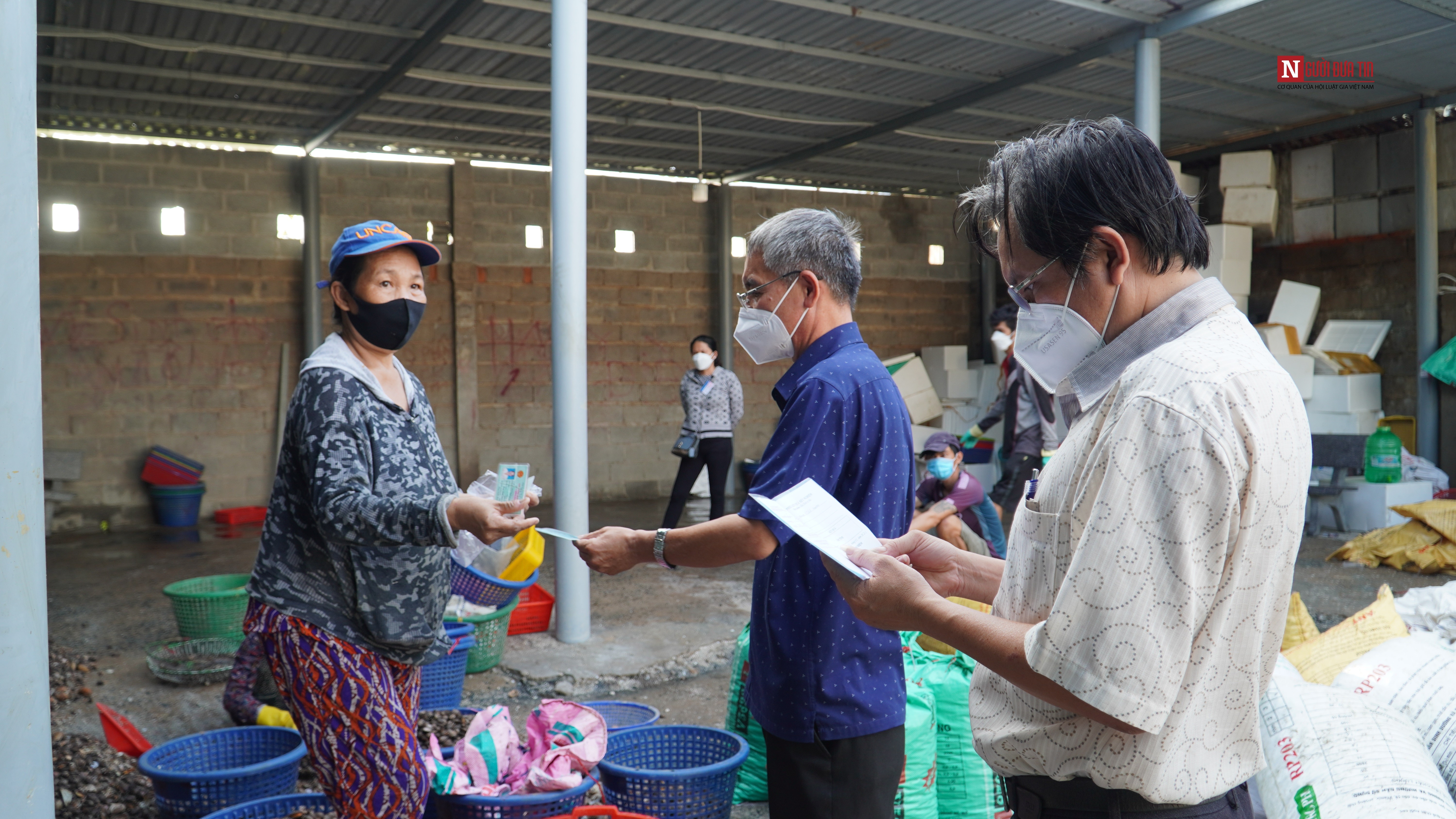 Dân sinh - Bình Thuận: Xử lý và cho dừng hoạt động một số cơ sở chế biến hải sản khu vực Nam Cảng Phan Thiết (Hình 6).