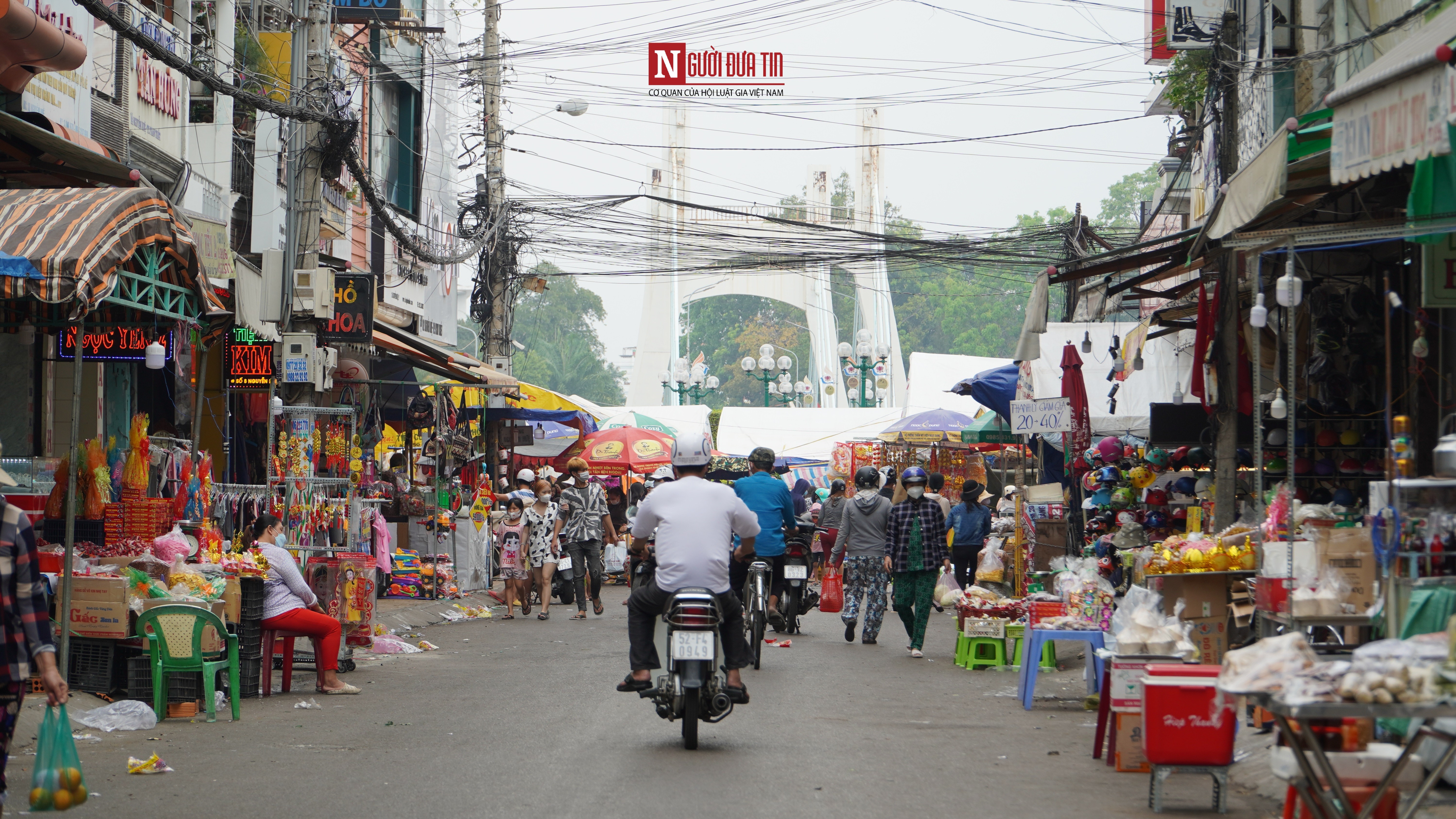 Dân sinh - Bình Thuận: Dòng người tấp nập đi chợ Tết ngày cuối năm  (Hình 9).