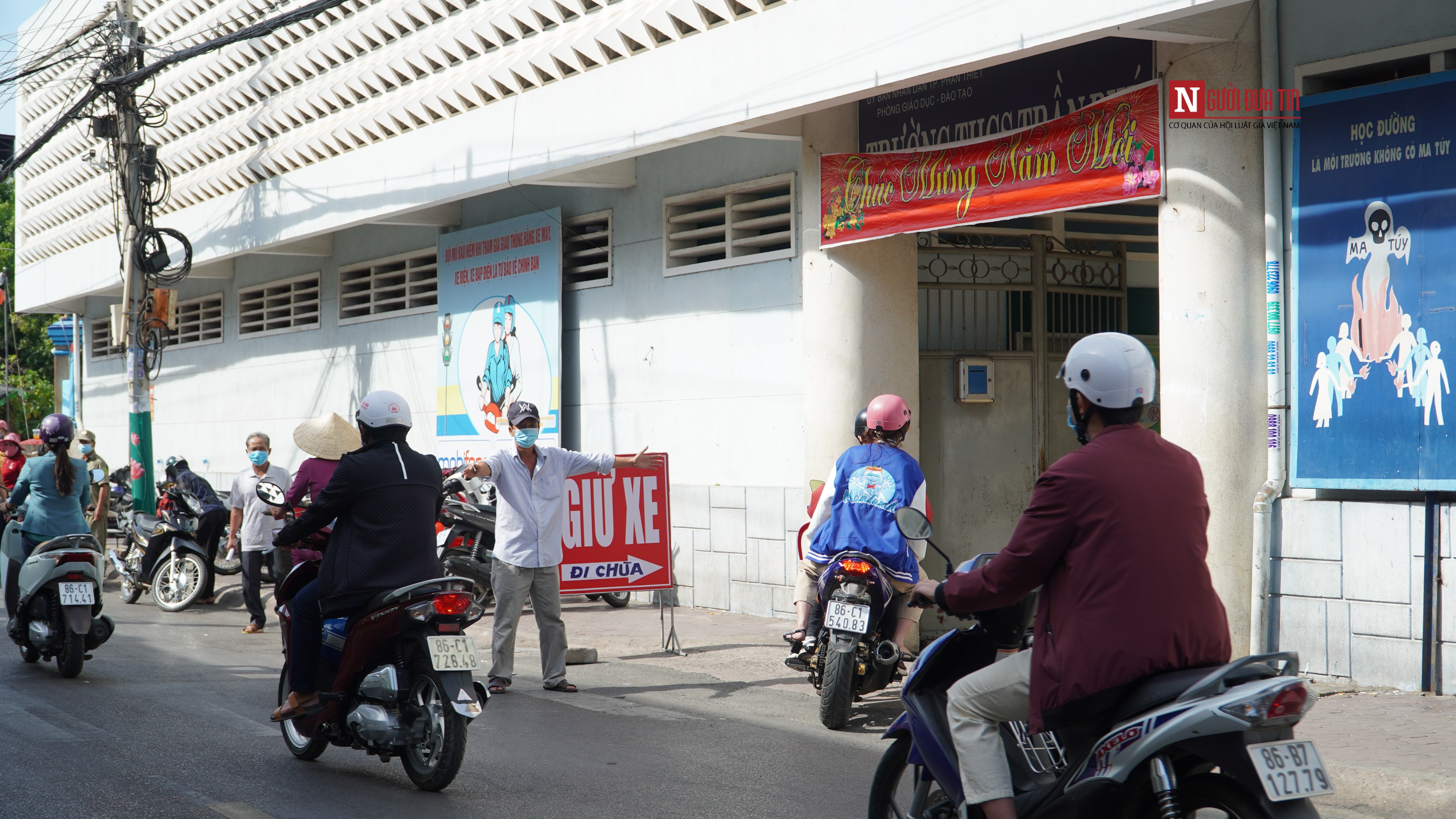 Dân sinh - Hàng ngàn người dân Bình Thuận đi lễ chùa cầu năm mới bình an (Hình 11).