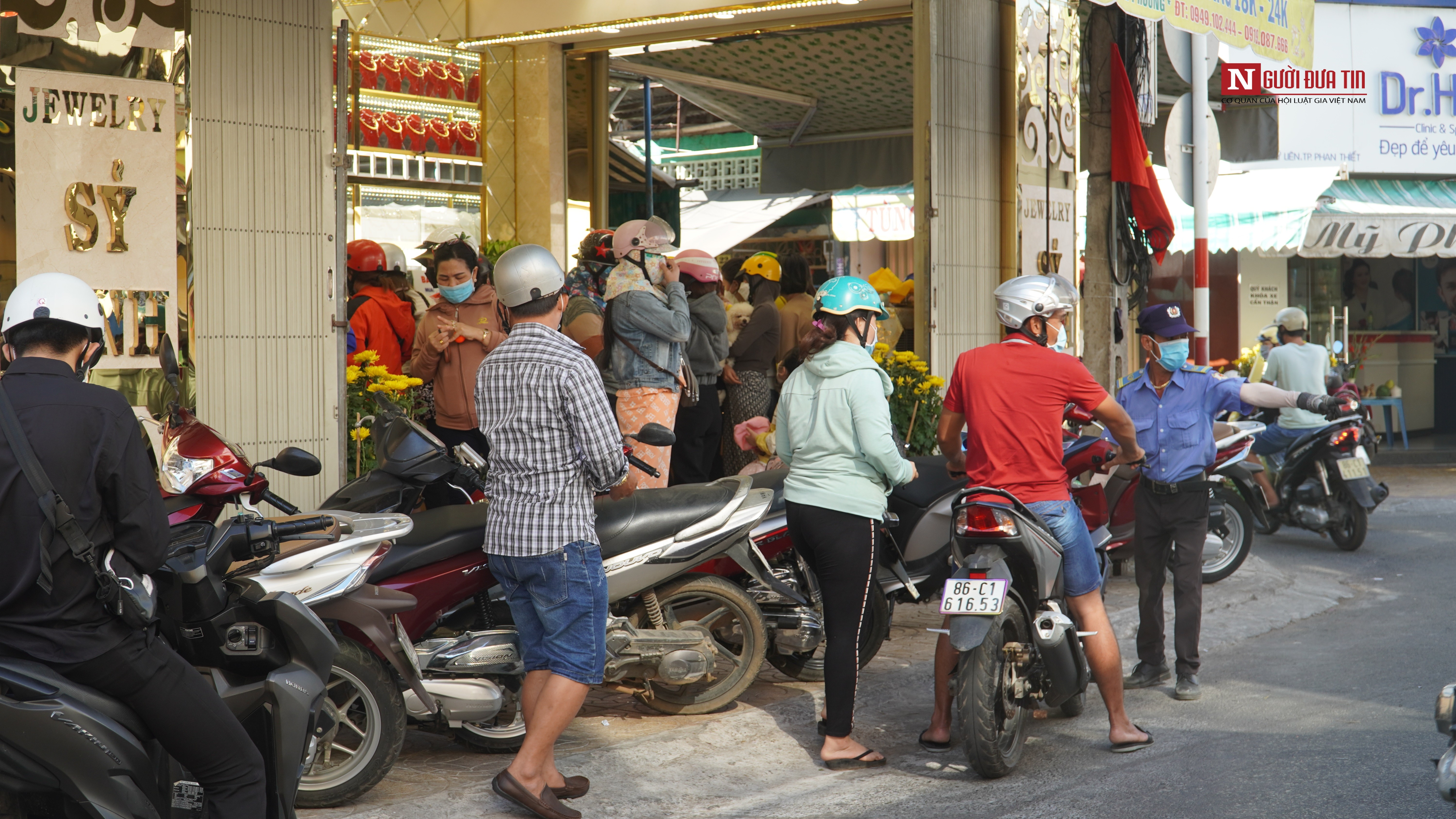 Dân sinh - Bình Thuận tấp nập người dân đi mua vàng ngày vía Thần tài (Hình 10).