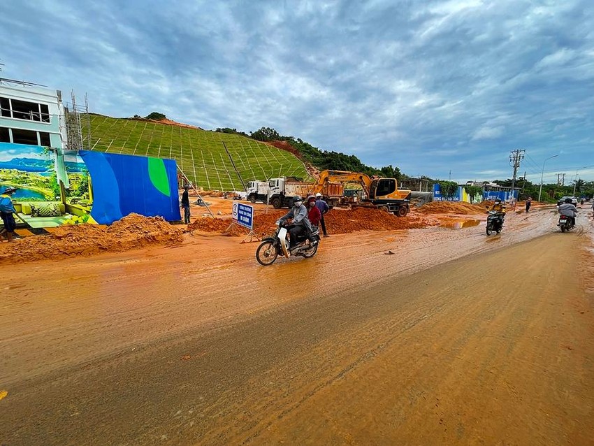 Dân sinh - Bình Thuận: Nhiều khối cát đổ từ những khu biệt thự tràn xuống đường (Hình 2).