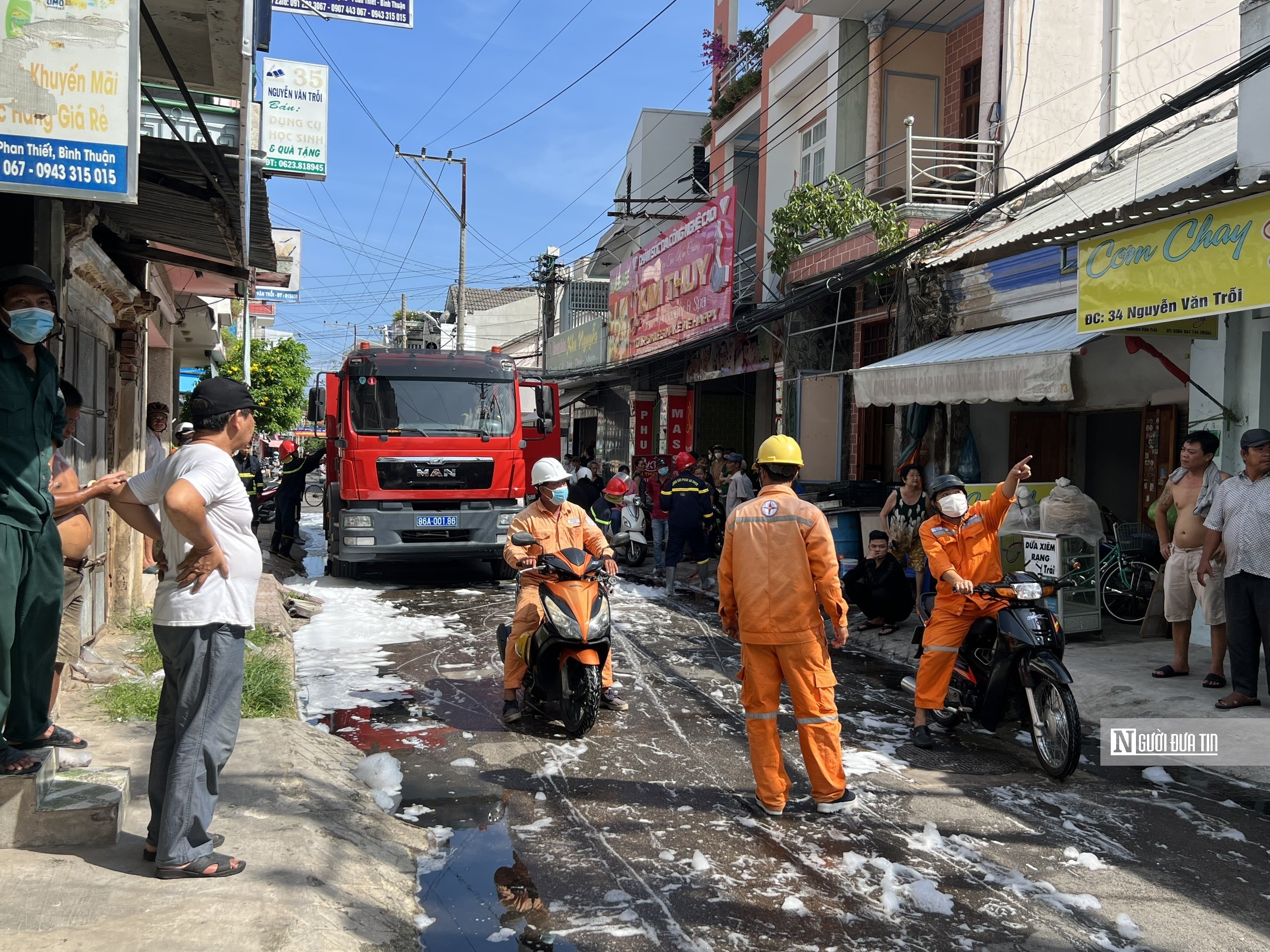 Dân sinh - Bình Thuận: Cháy nhà chứa hộp xốp, người dân tháo chạy (Hình 4).